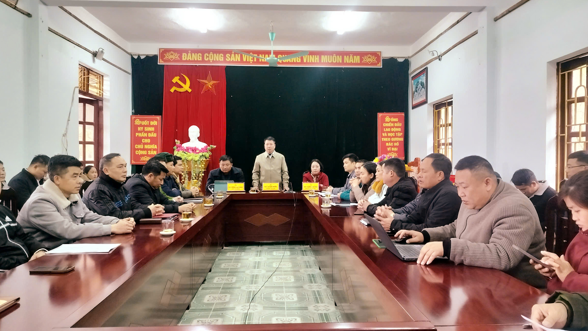 LÃNH ĐẠO XÃ BẢN MÁY CHÚC TẾT, ĐỘNG VIÊN CÁN BỘ, CÔNG CHỨC, VIÊN CHỨC  VÀ NGƯỜI LAO ĐỘNG