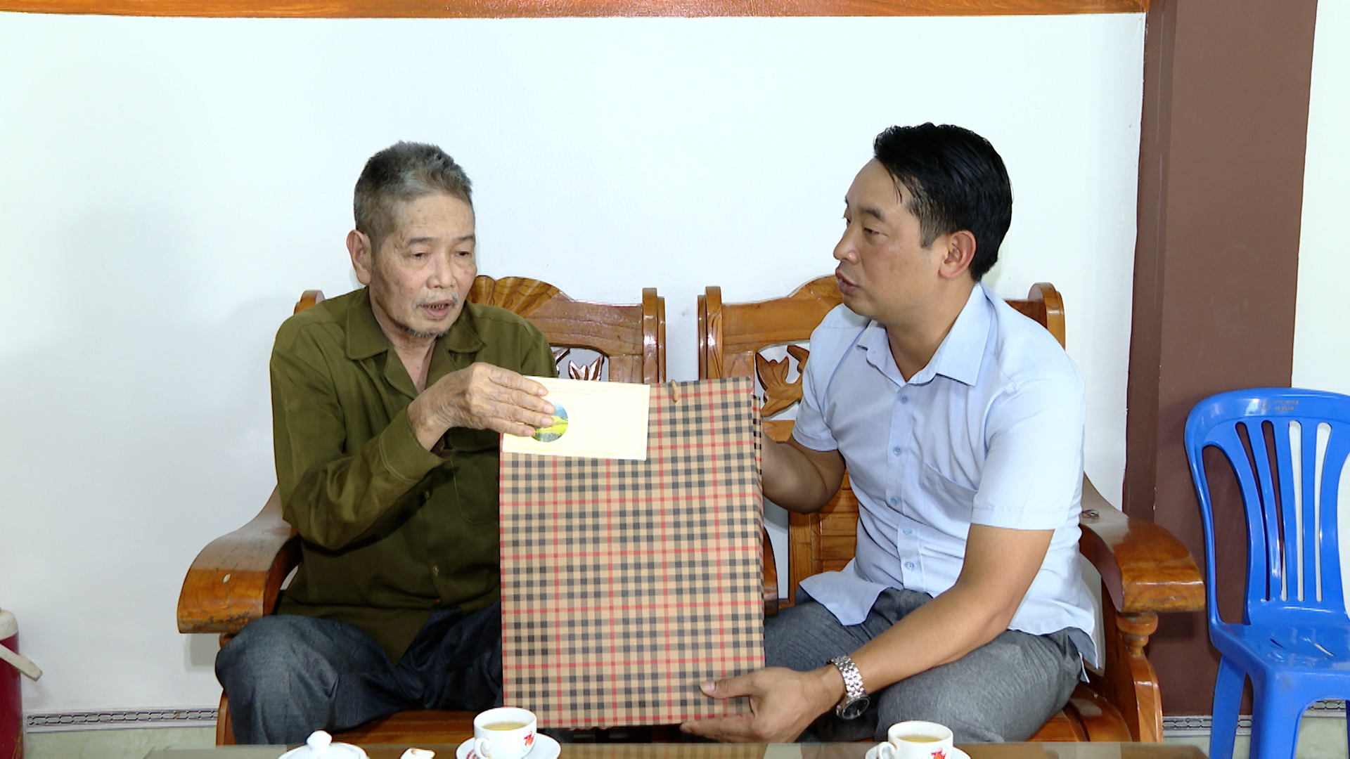 Đồng chí Trương Văn Quang, Phó Bí thư Đảng ủy, Chủ tịch UBND xã thăm, tặng quà người có công với cách mạng
