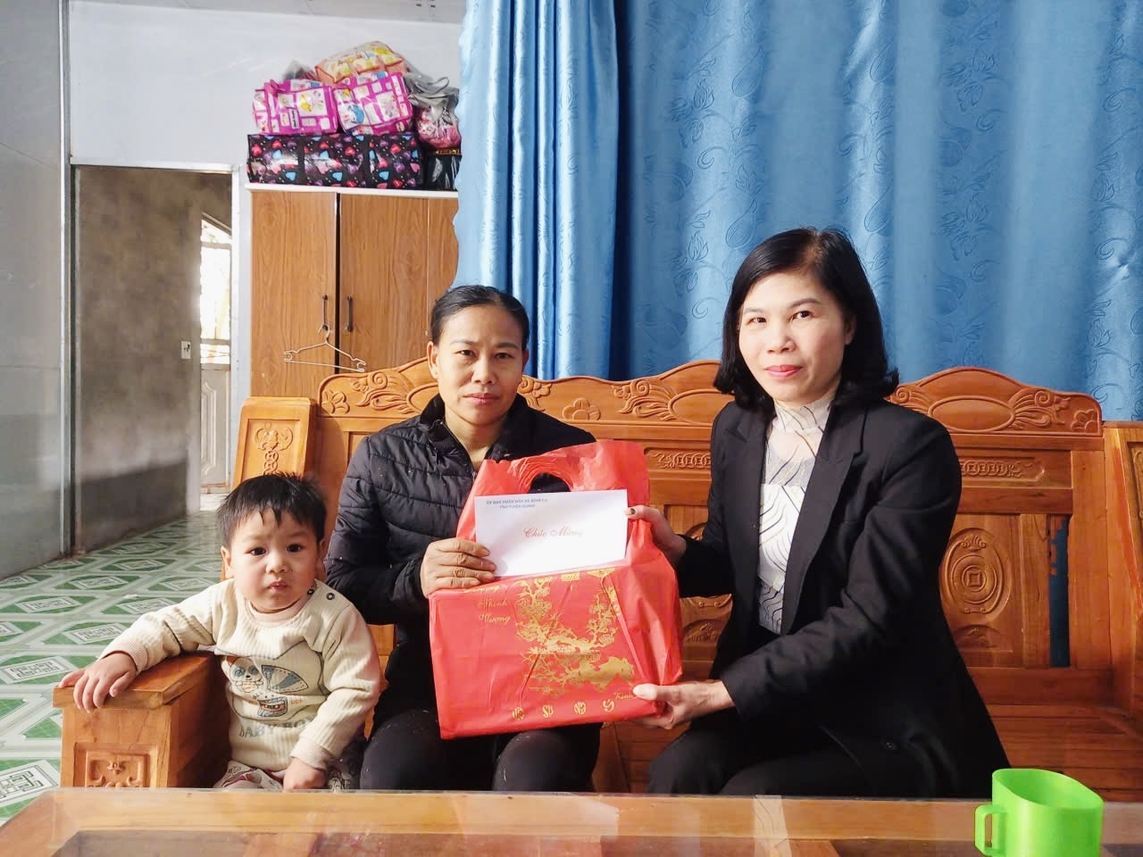 Đồng chí Chủ tịch Ủy ban nhân dân xã thăm, tặng quà Tết cho các hộ cận ngèo và kiểm tra cơ sở vật chất phục vụ công tác bầu cử Quốc hội khóa XVI và bầu cử Hội đồng nhân dân các cấp tại thôn Đồng Lợi.