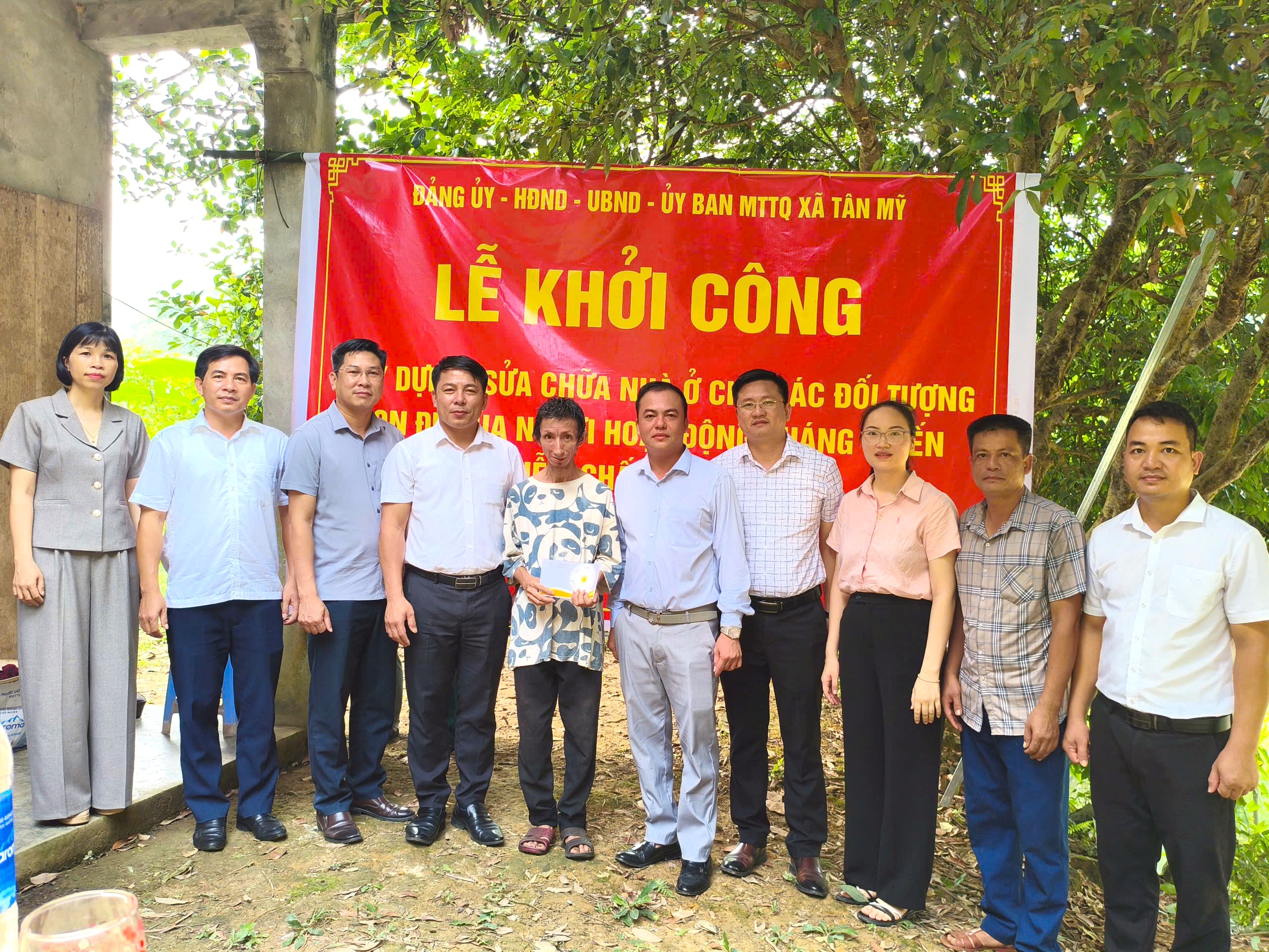 TÂN MỸ: ĐỒNG LOẠT KHỞI CÔNG XÓA NHÀ TẠM, NHÀ DỘT NÁT CHO CON ĐẺ NGƯỜI HOẠT ĐỘNG KHÁNG CHIẾN NHIỄM CHẤT ĐỘC HÓA HỌC