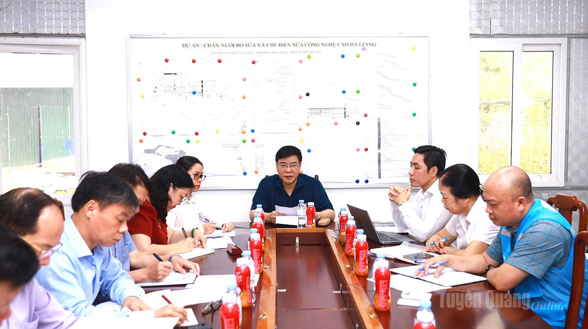 Phó Chủ tịch UBND tỉnh Hoàng Gia Long kiểm tra Dự án chăn nuôi bò sữa và chế biến sữa công nghệ cao Hà Giang