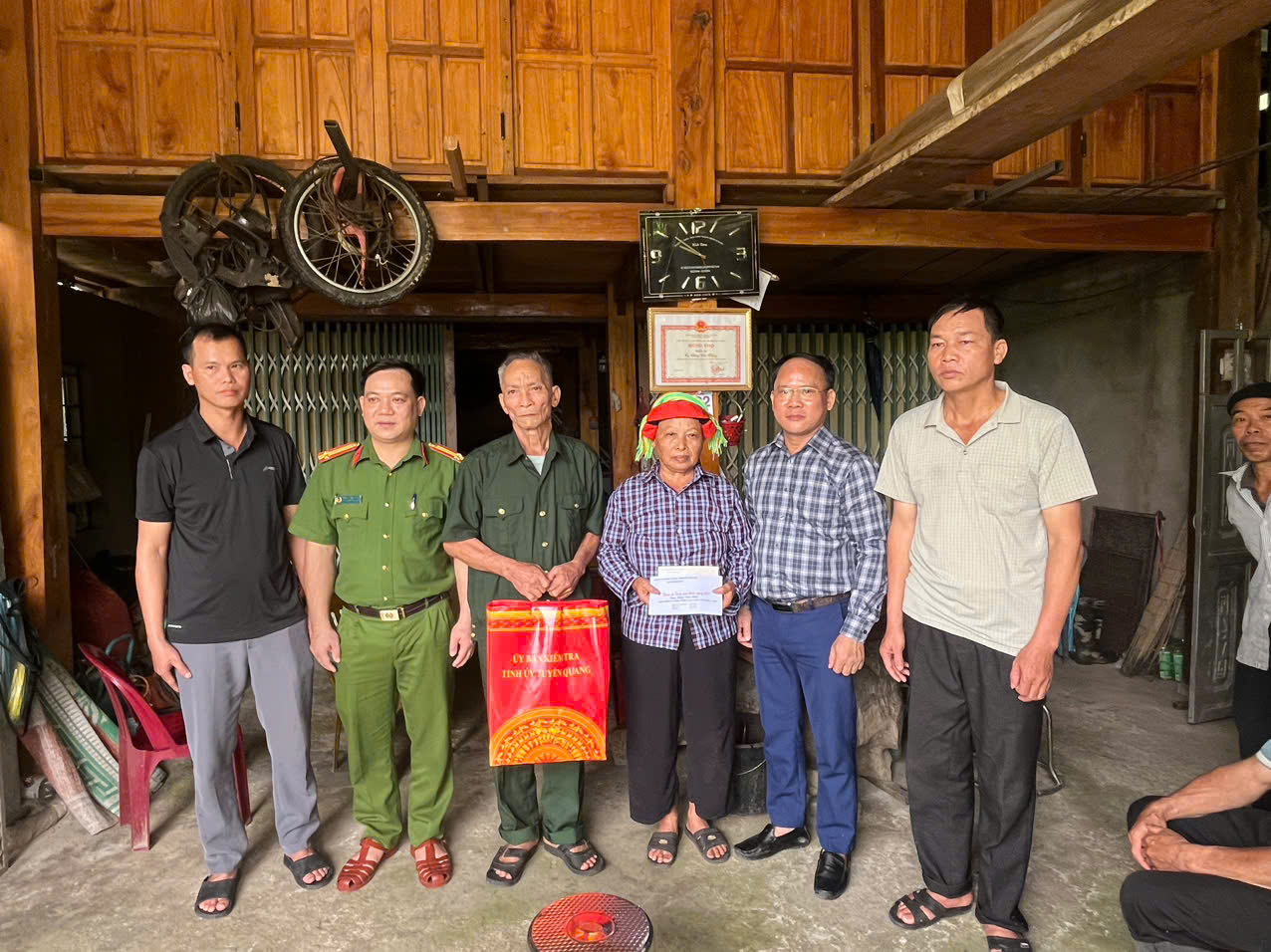 QUAN TÂM ĐỘNG VIÊN NGƯỜI HOẠT DỘNG KHÁNG CHIẾN BỊ NHIỄM CHẤT ĐỘC HOÁ HỌC TẠI THÔN NẶM AM