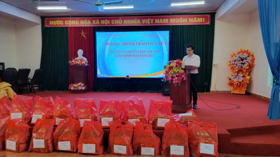 trao quà tết st 1 đ.jpg