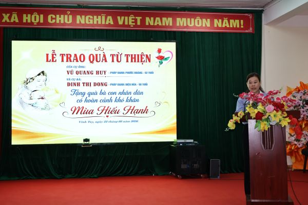 Cty Xu&acirc;n Thiện Tặng qu&agrave; t kh Phạt s Giang ph biểu.JPG