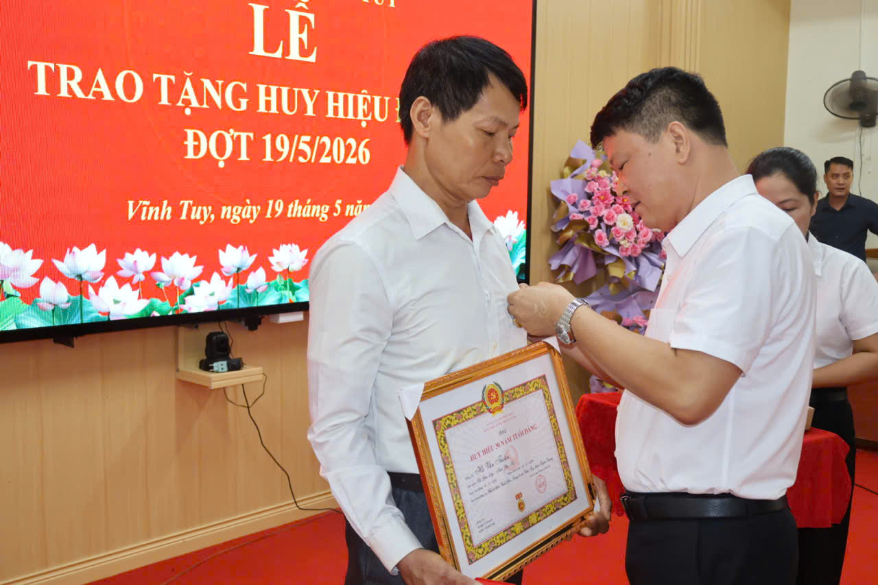 Trao huy hiệu Đảng s H trao1.jpg