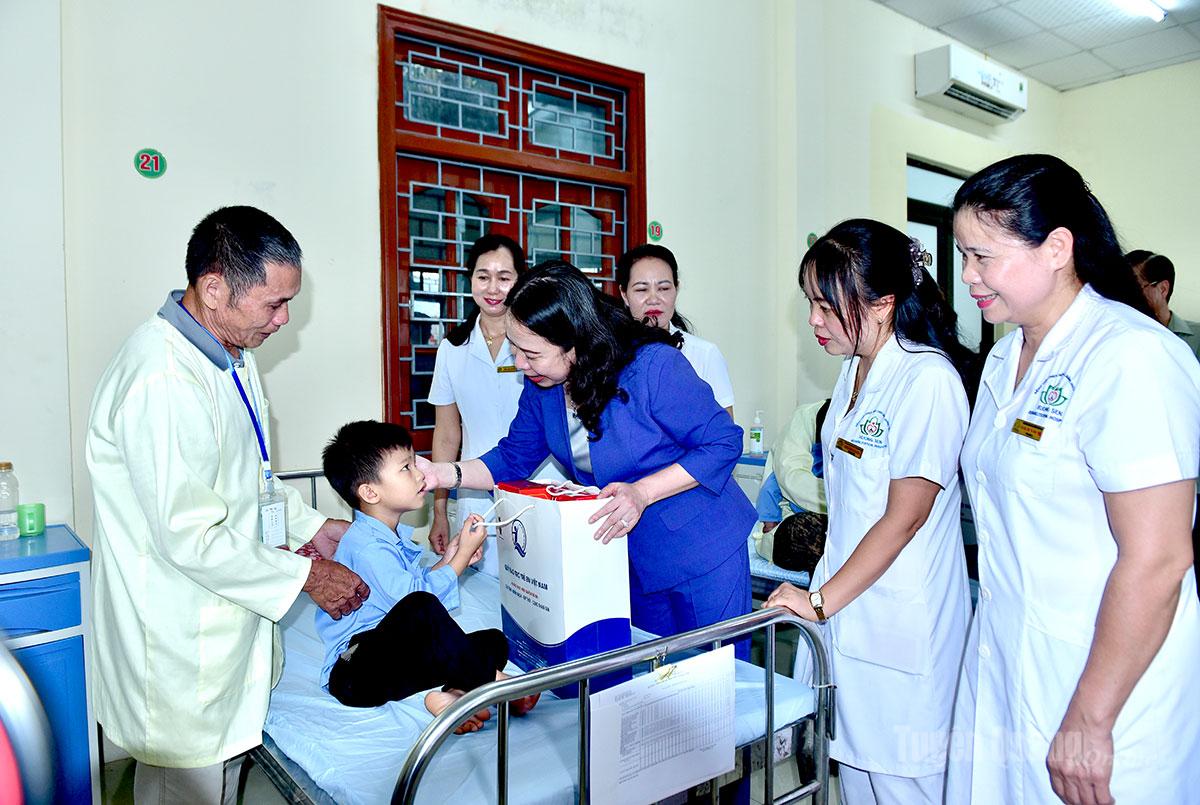 Phó Chủ tịch nước Võ Thị Ánh Xuân thăm, tặng quà tại Bệnh viện Phục hồi chức năng Hương Sen