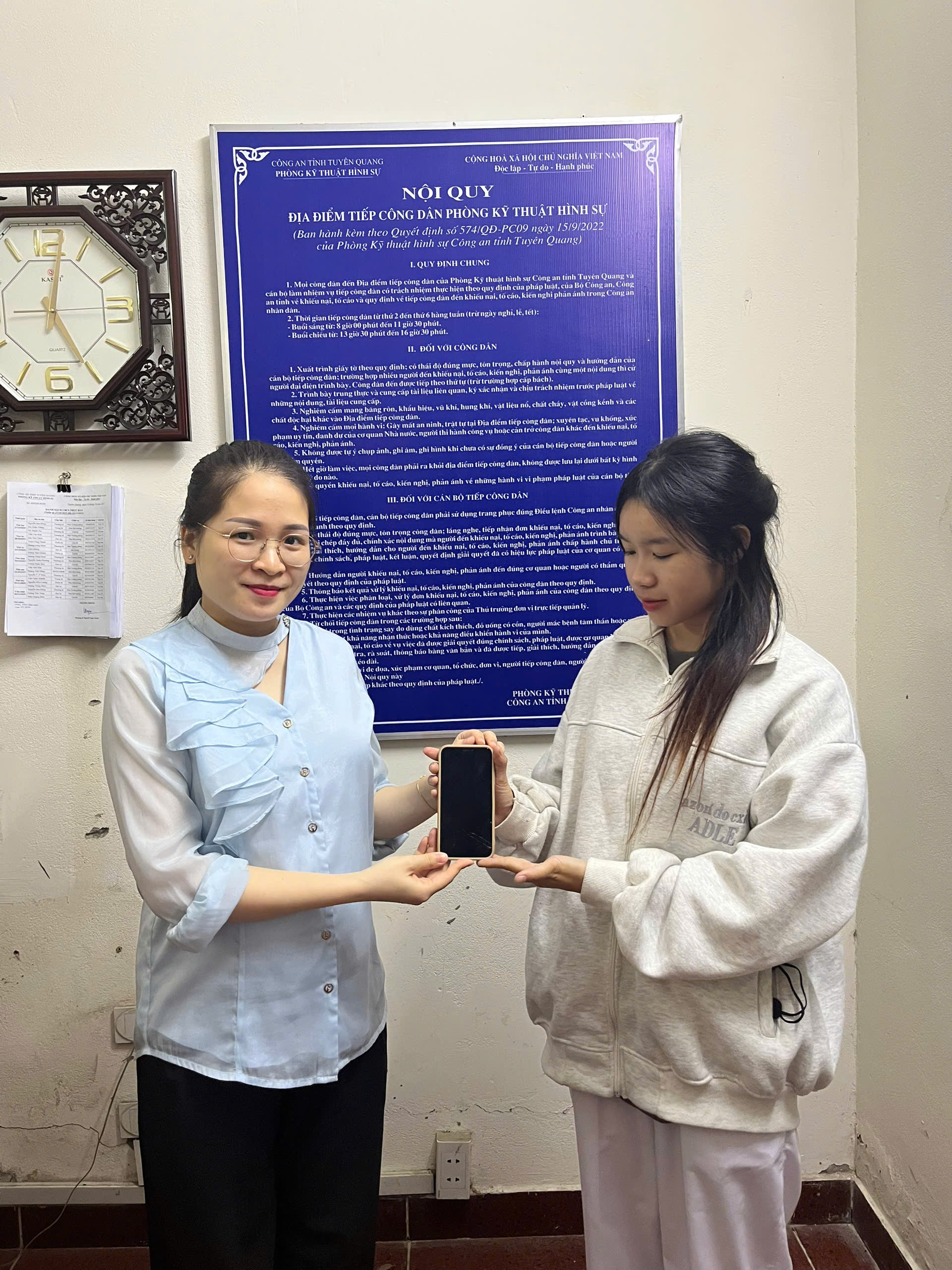 CÁN BỘ PHÒNG KỸ THUẬT HÌNH SỰ TRAO TRẢ LẠI TÀI SẢN BỊ ĐÁNH RƠI CHO CÔNG DÂN