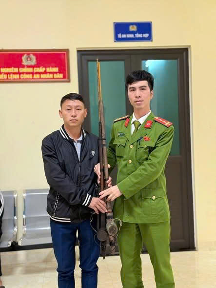 CÔNG AN XÃ DU GIÀ TIẾP NHẬN VŨ KHÍ TỰ CHẾ DO NHÂN DÂN TỰ NGUYỆN GIAO NỘP