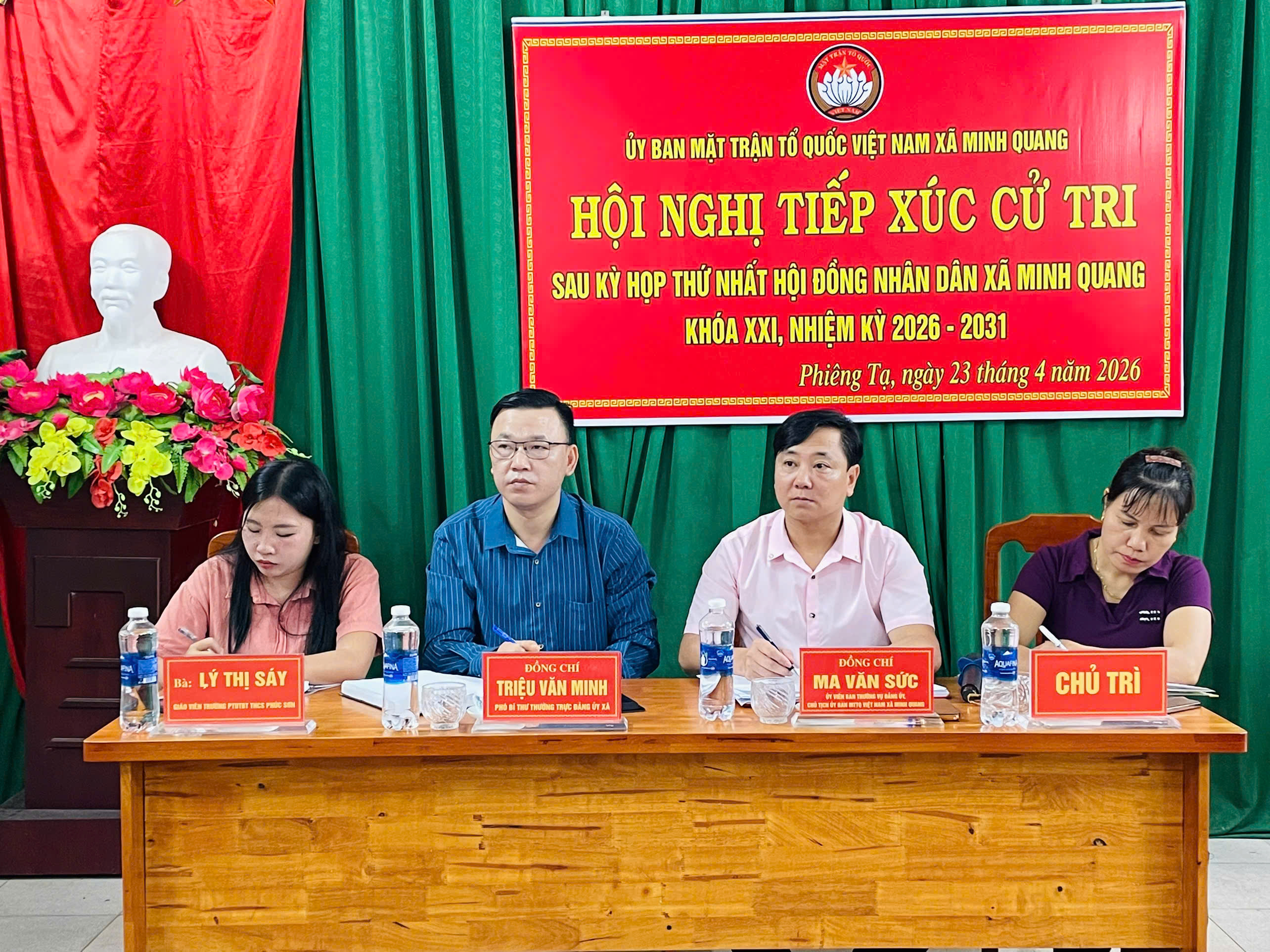 Ông Triệu Văn Minh, Phó Bí thư Thường trực Đảng uỷ xã tiếp xúc cử tri tại thôn Phiêng Tạ