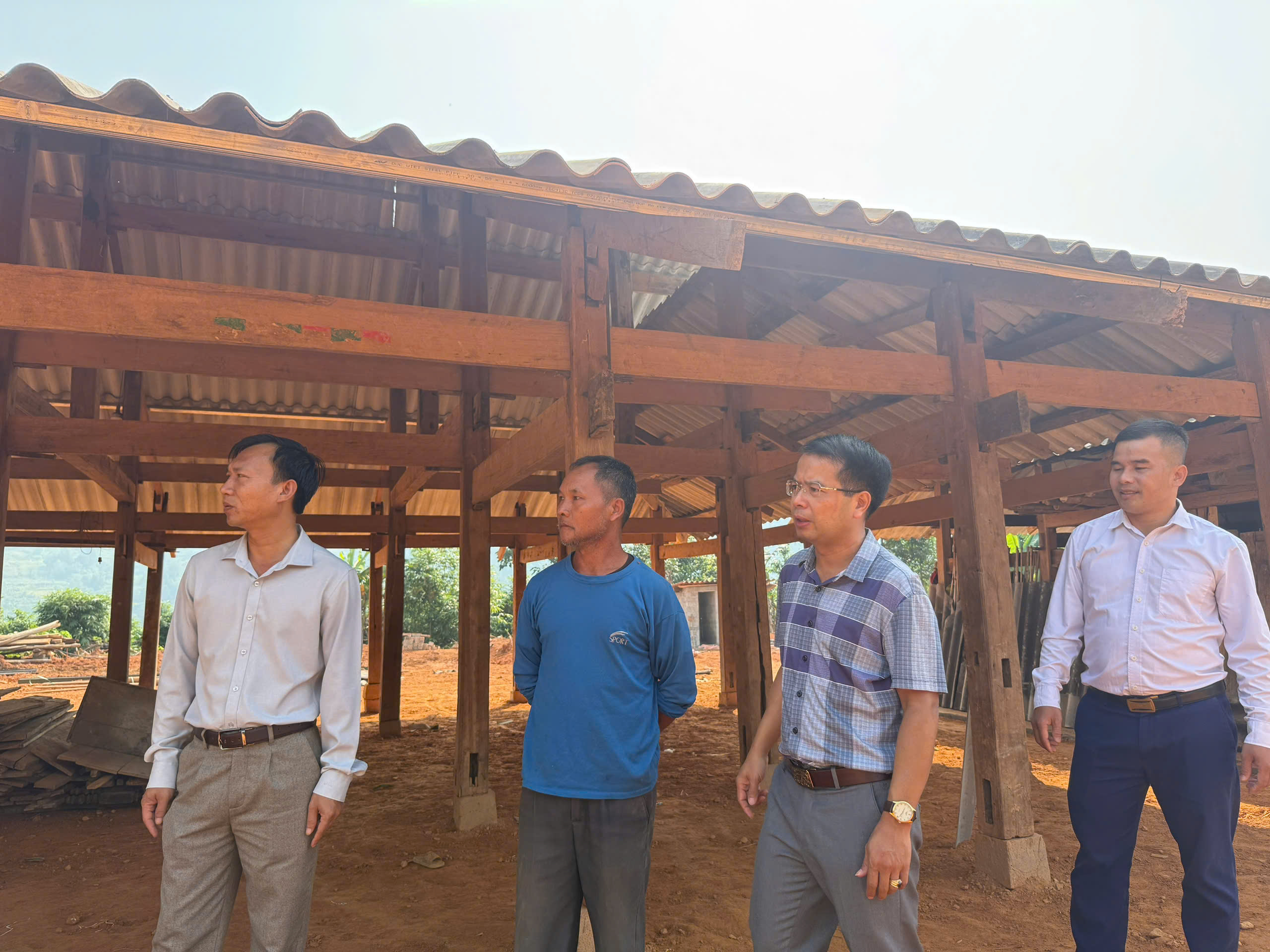 Bí thư Đảng ủy và Chủ tịch UBND xã Giáp Trung kiểm tra tiến độ thi công giải phóng mặt bằng dự án Bó Lóa