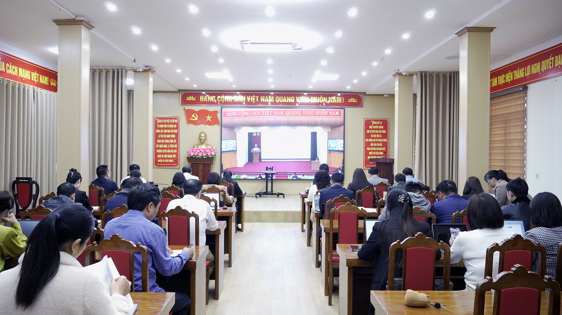 trực tuyến hướng dẫn tranh cử (2).JPG