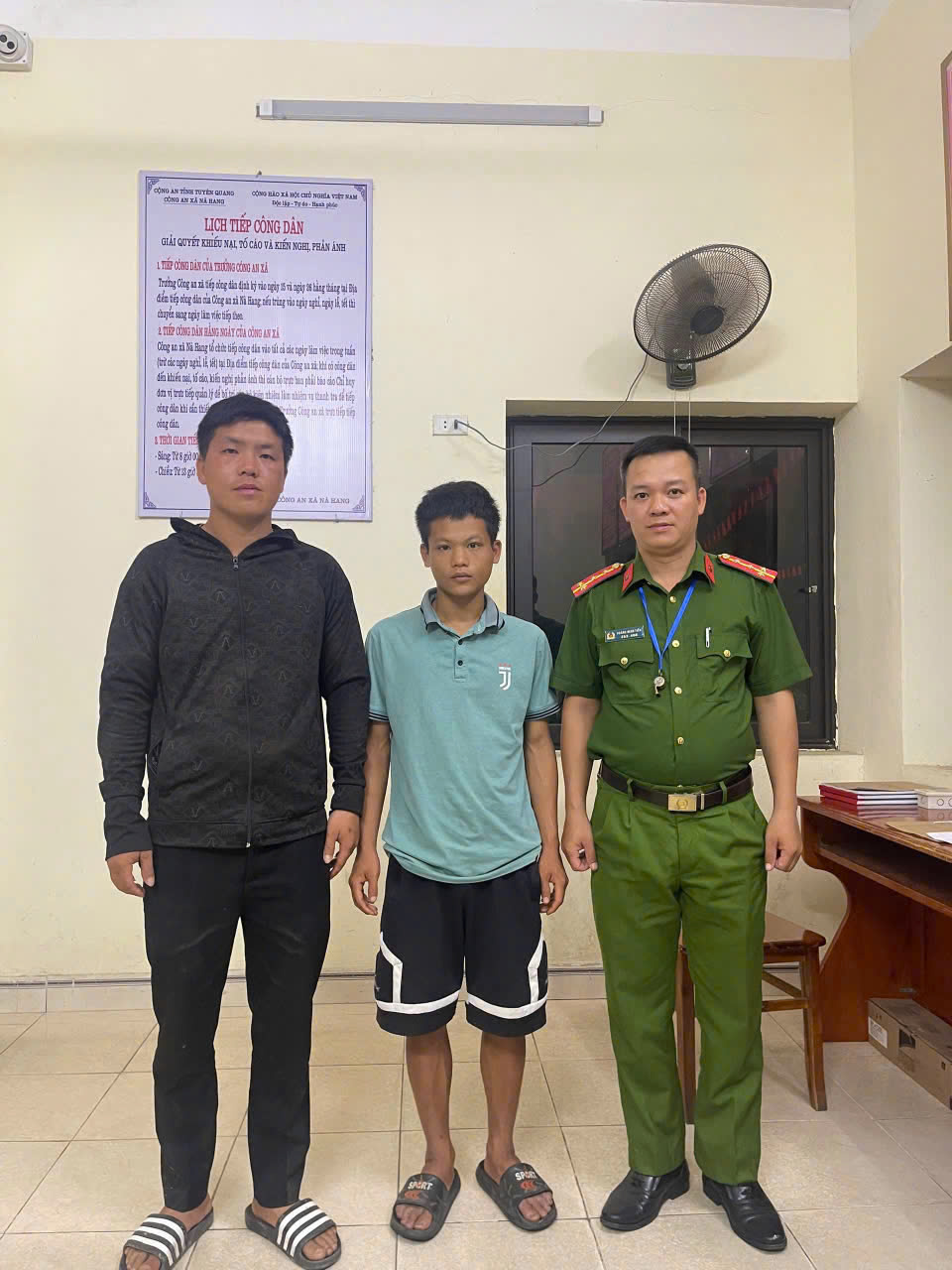 CÔNG AN XÃ NÀ HANG GIÚP ĐỠ CÔNG DÂN BỊ LẠC TRỞ VỀ VỚI GIA ĐÌNH