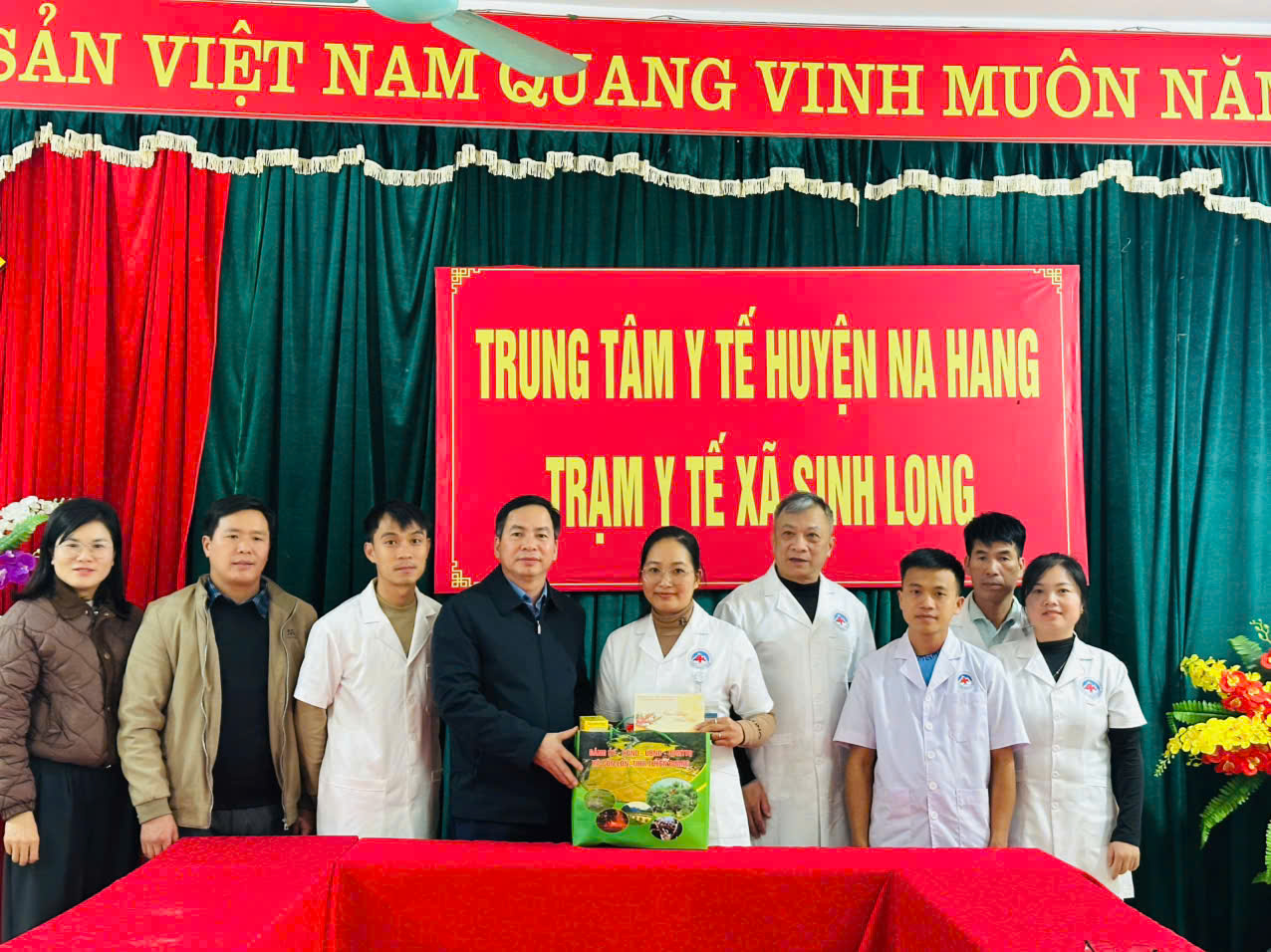 LÃNH ĐẠO XÃ CÔN LÔN THĂM CHÚC TẾT TRẠM Y TẾ 