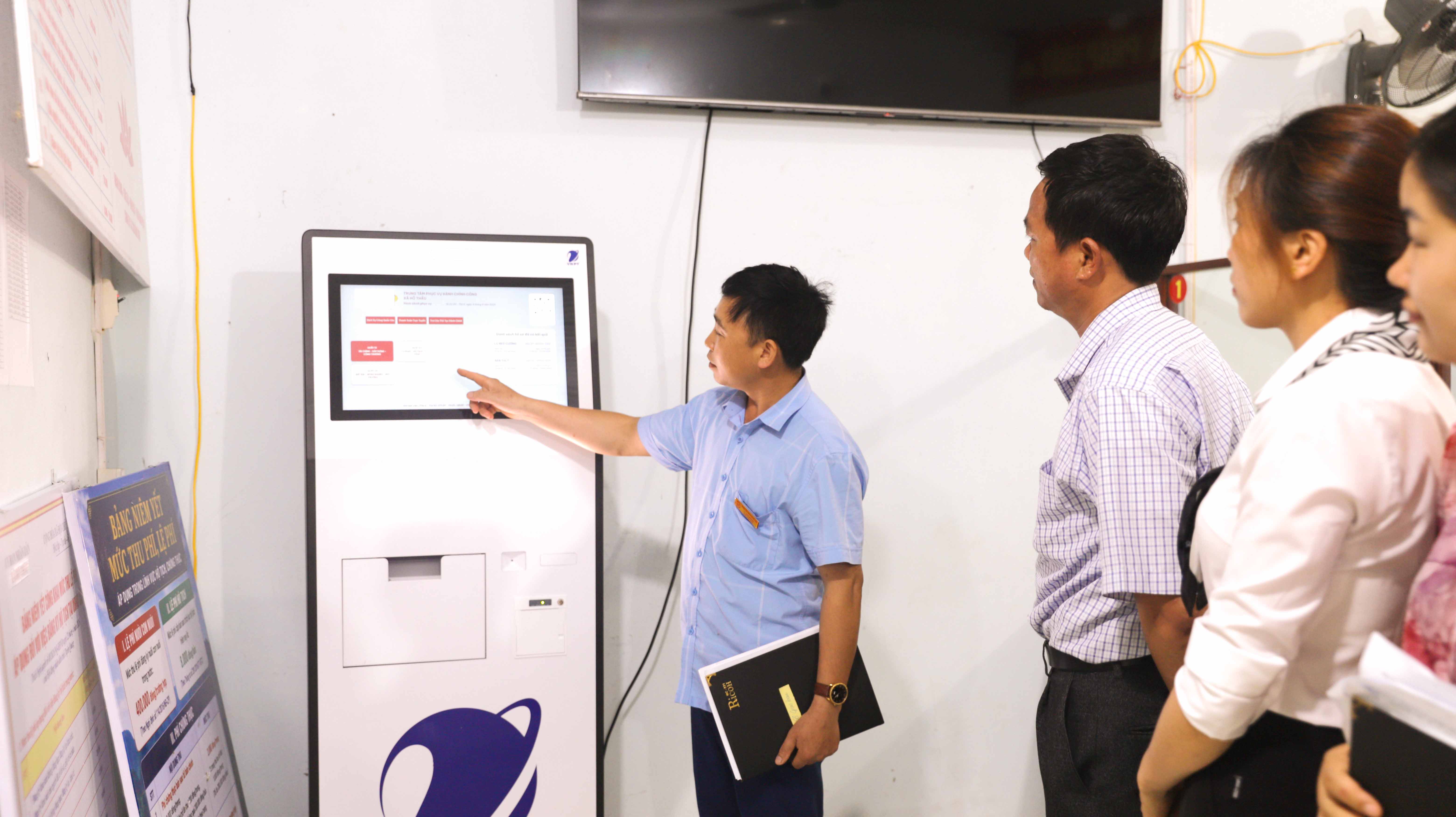 HĐND xã Hồ Thầu giám sát việc thực hiện Nghị quyết số 57-NQ/TW tại Trung tâm Phục vụ hành chính công 