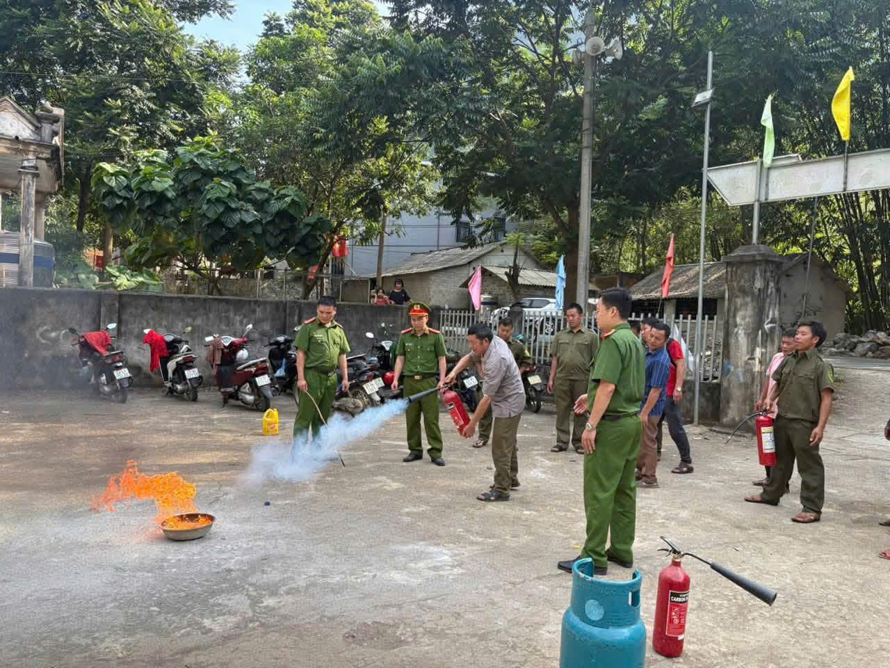 CÔNG AN XÃ CÁN TỶ TỔ CHỨC TUYÊN TRUYỀN, THỰC HÀNH TRẢI NGHIỆM PCCC HƯỞNG ỨNG NGÀY 04/10