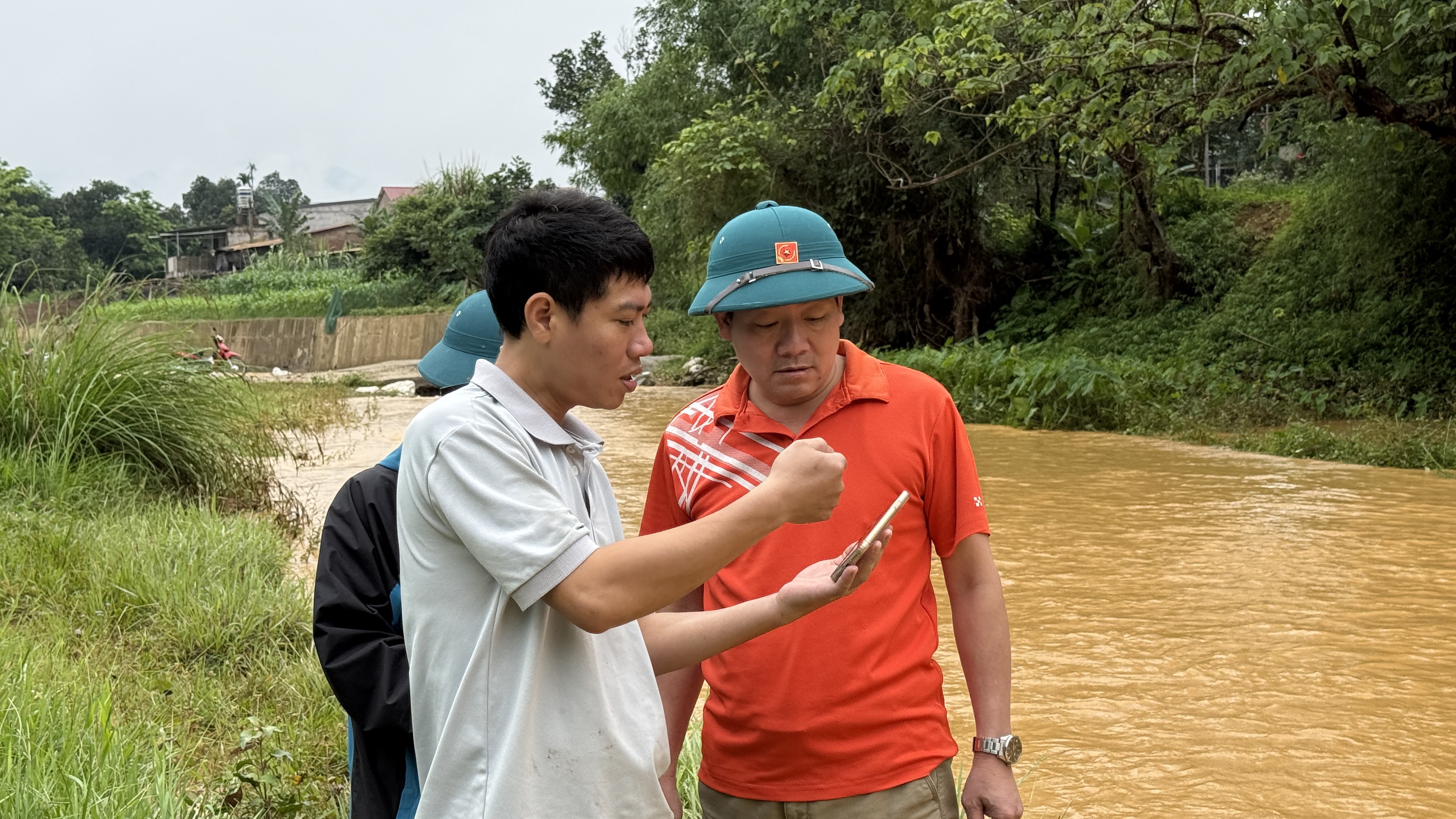ĐỒNG CHÍ TRỊNH QUỐC SÁNG, CHỦ TỊCH UBND XÃ KIỂM TRA CÔNG TÁC PHÒNG, CHỐNG THIÊN TAI VÀ THUỶ LỢI TRÊN ĐỊA BÀN XÃ