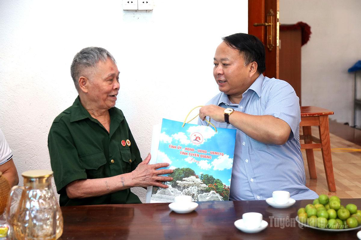Chủ tịch UBND tỉnh Phan Huy Ngọc thăm, tặng quà người có công