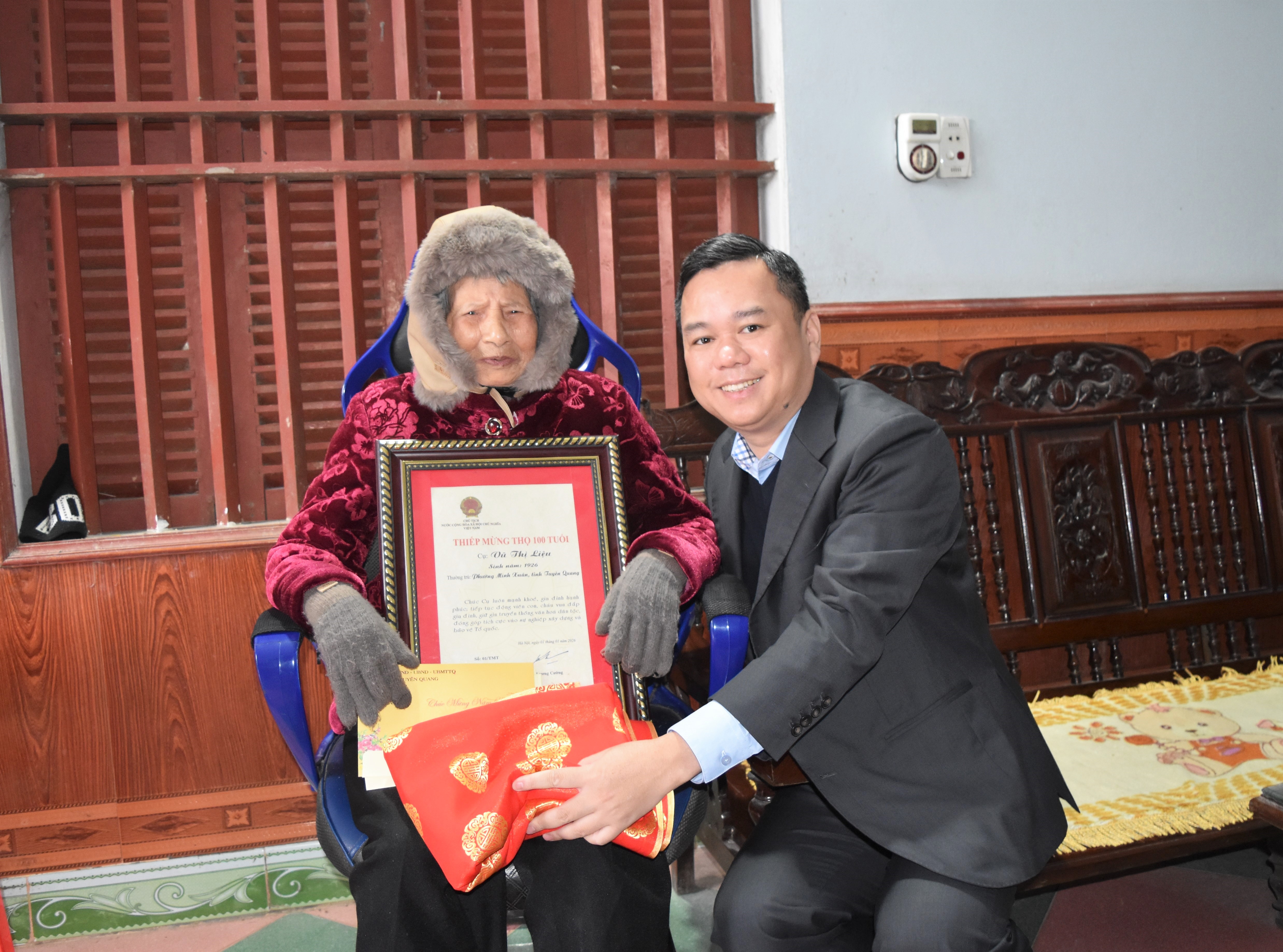 Đồng chí Bí thư Đảng ủy phường Minh Xuân Đỗ Hùng Đức, Thăm, tặng quà, chúc tết người cao tuổi