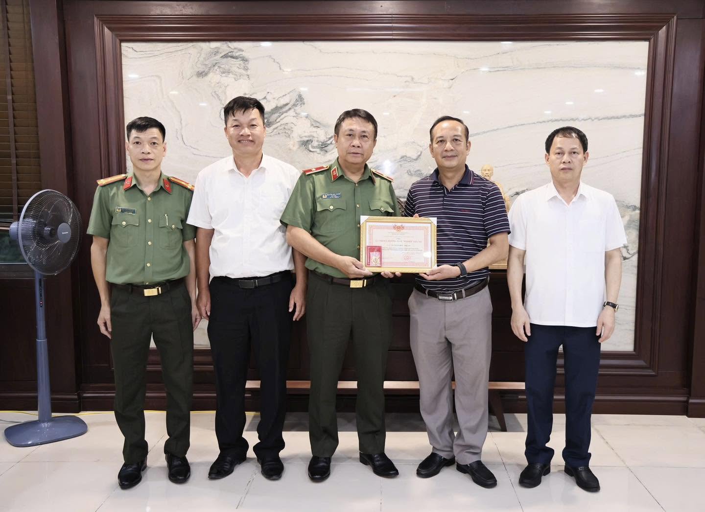 GIÁM ĐỐC CÔNG AN TỈNH ĐƯỢC TẶNG KỶ NIỆM CHƯƠNG VÌ SỰ NGHIỆP TOÀ ÁN