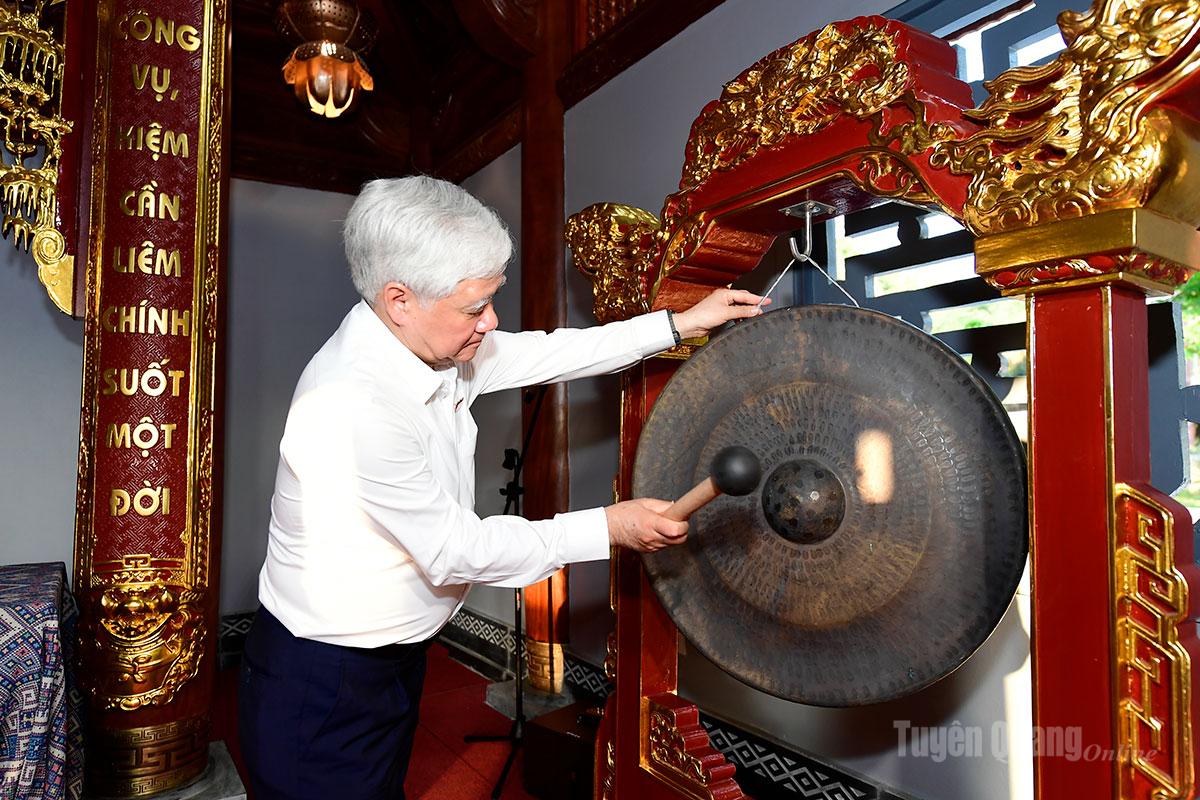 Đồng chí Phó Chủ tịch Thường trực Quốc hội Đỗ Văn Chiến dâng hương tại Khu di tích Quốc gia đặc biệt Tân Trào