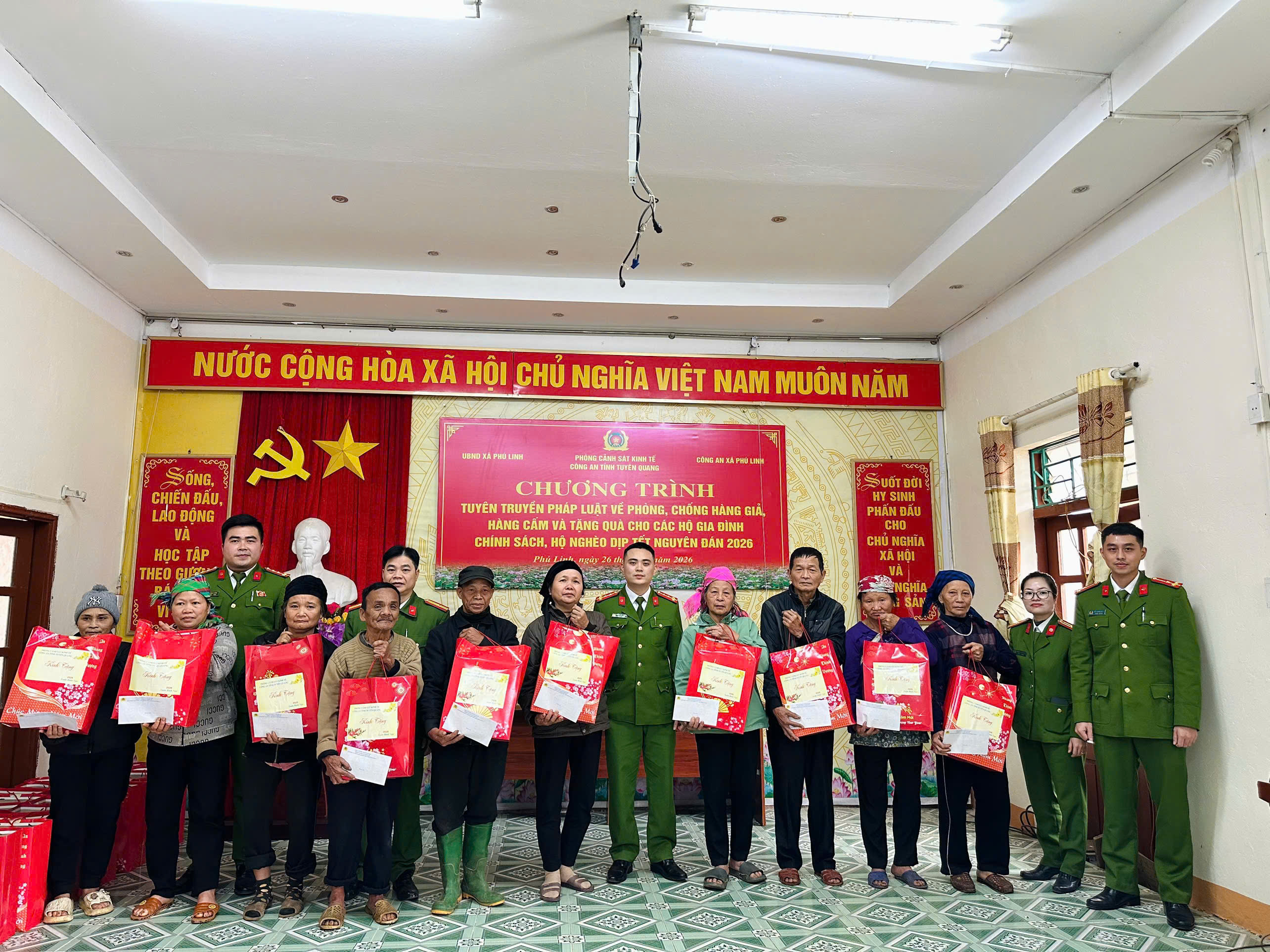 TUYÊN TRUYỀN PHÁP LUẬT VÀ TẶNG QUÀ CHO CÁC HỘ NGHÈO DỊP TẾT NGUYÊN ĐÁN 2026