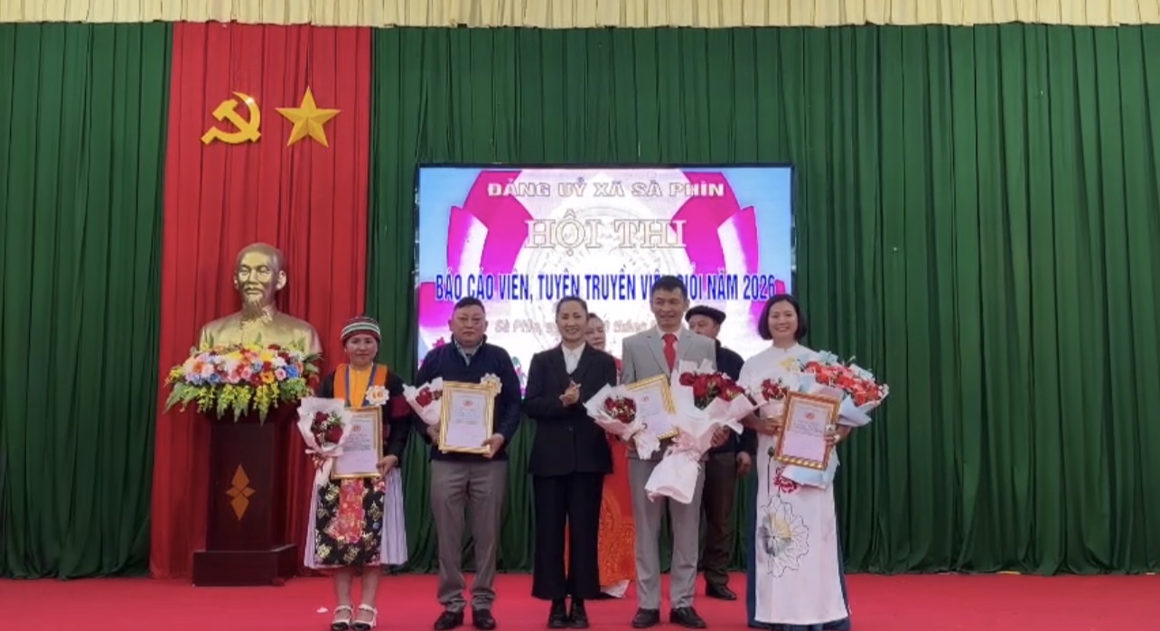 trao giải 2.jpg