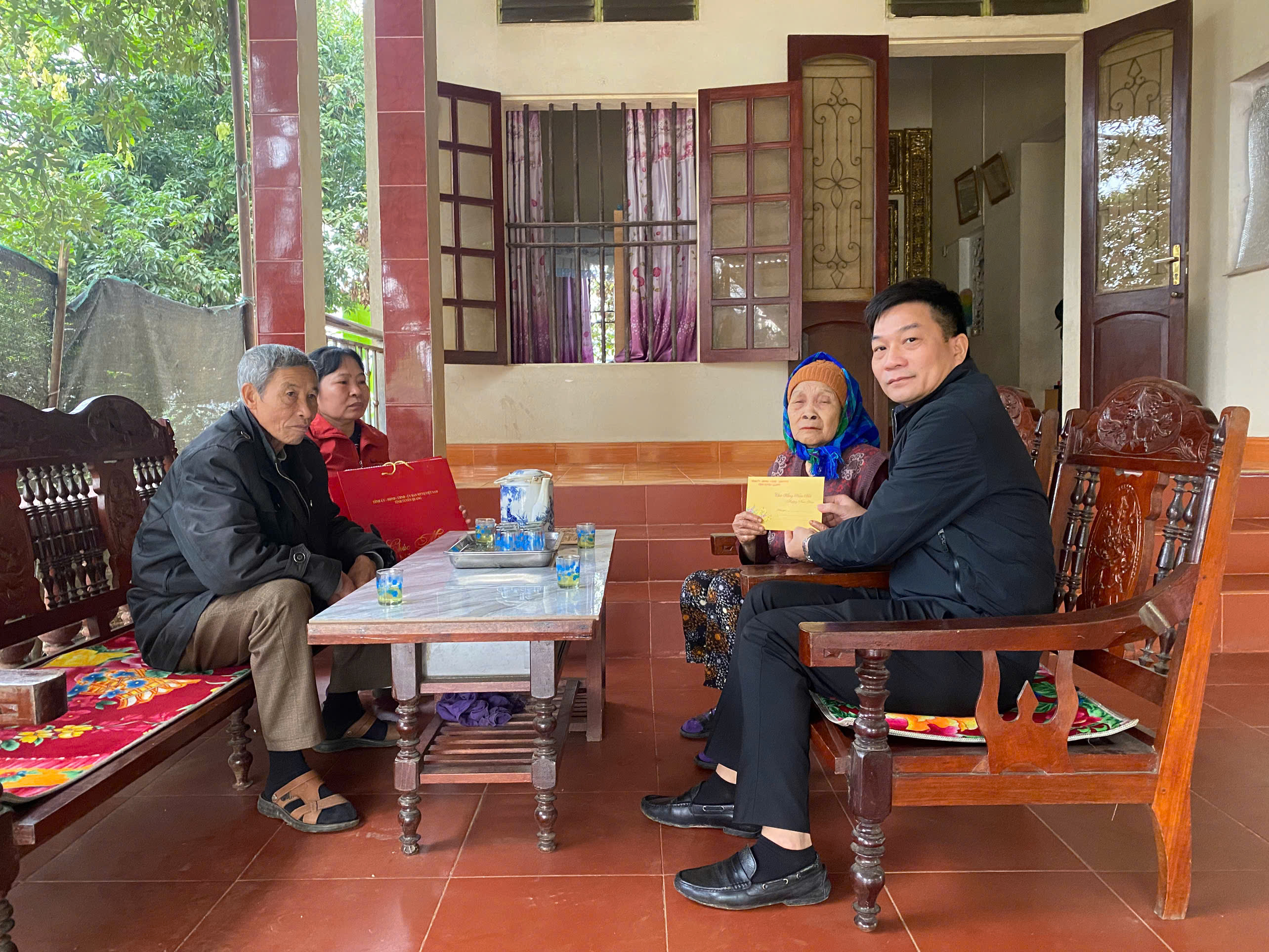 Lãnh đạo xã Linh Hồ tặng quà người có công, hộ nghèo đặc biệt khó khăn nhân dịp Tết Nguyên đán Bính Ngọ năm 2026