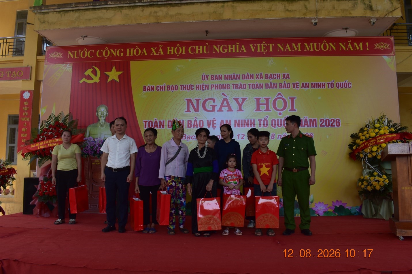 anh Bắc tặng qu&agrave;.jpg