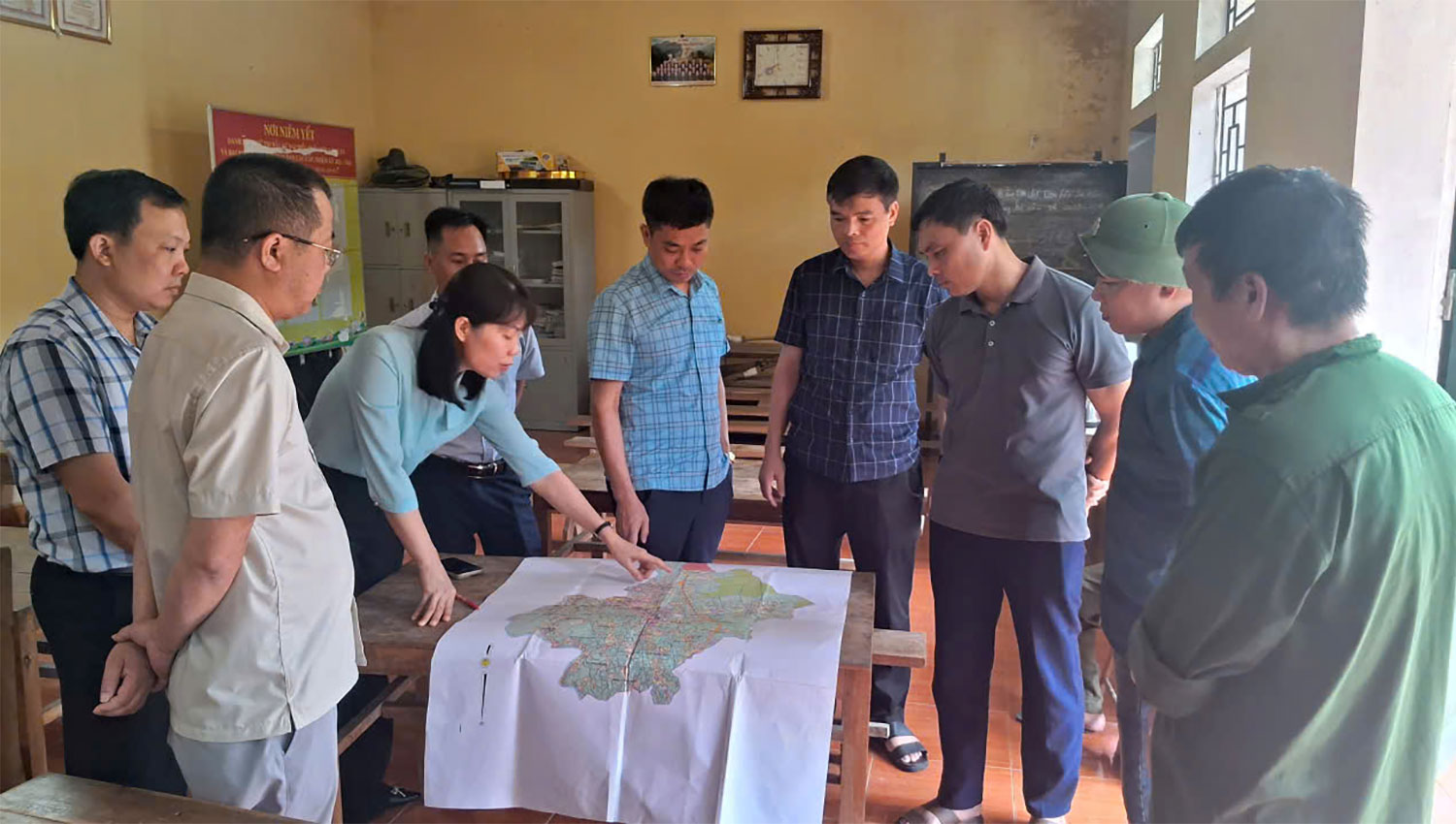 Thường trực Đảng ủy xã làm việc với các thôn về công tác sắp xếp thôn