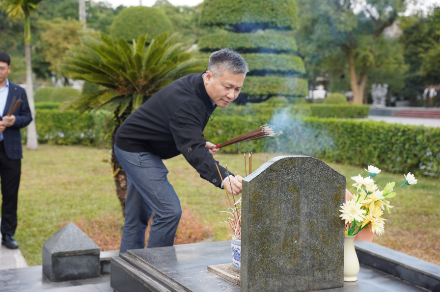 THƯỢNG TƯỚNG NGUYỄN NGỌC LÂM, THỨ TRƯỞNG BỘ CÔNG AN DÂNG HƯƠNG TRI ÂN CÁC ANH HÙNG LIỆT SĨ TẠI TỈNH ĐIỆN BIÊN