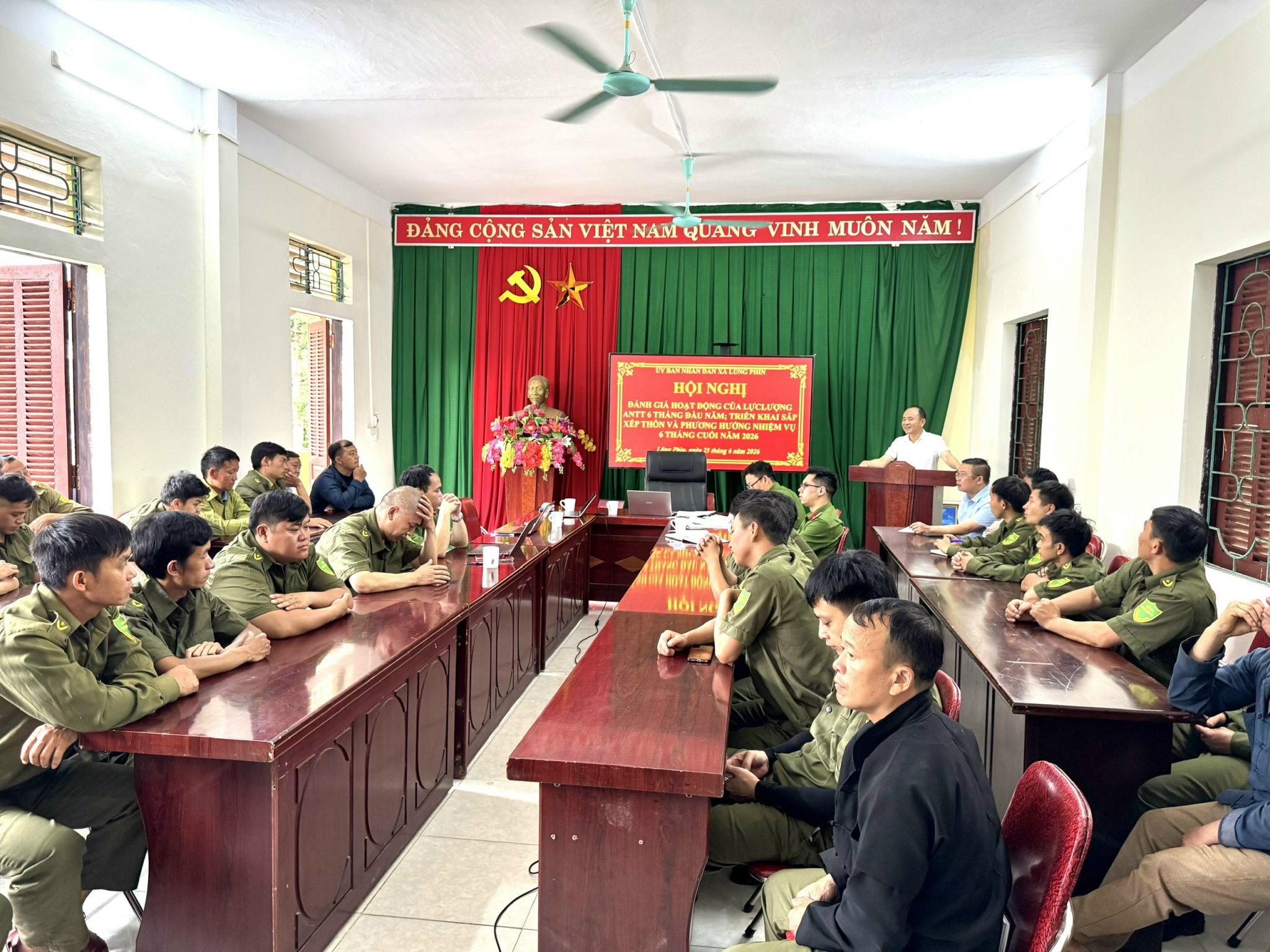 CÔNG AN XÃ LŨNG PHÌN TỔ CHỨC HỘI NGHỊ ĐÁNH GIÁ HOẠT ĐỘNG CỦA LỰC LƯỢNG THAM GIA BẢO VỆ AN NINH, TRẬT TỰ 6 THÁNG ĐẦU NĂM 2026
