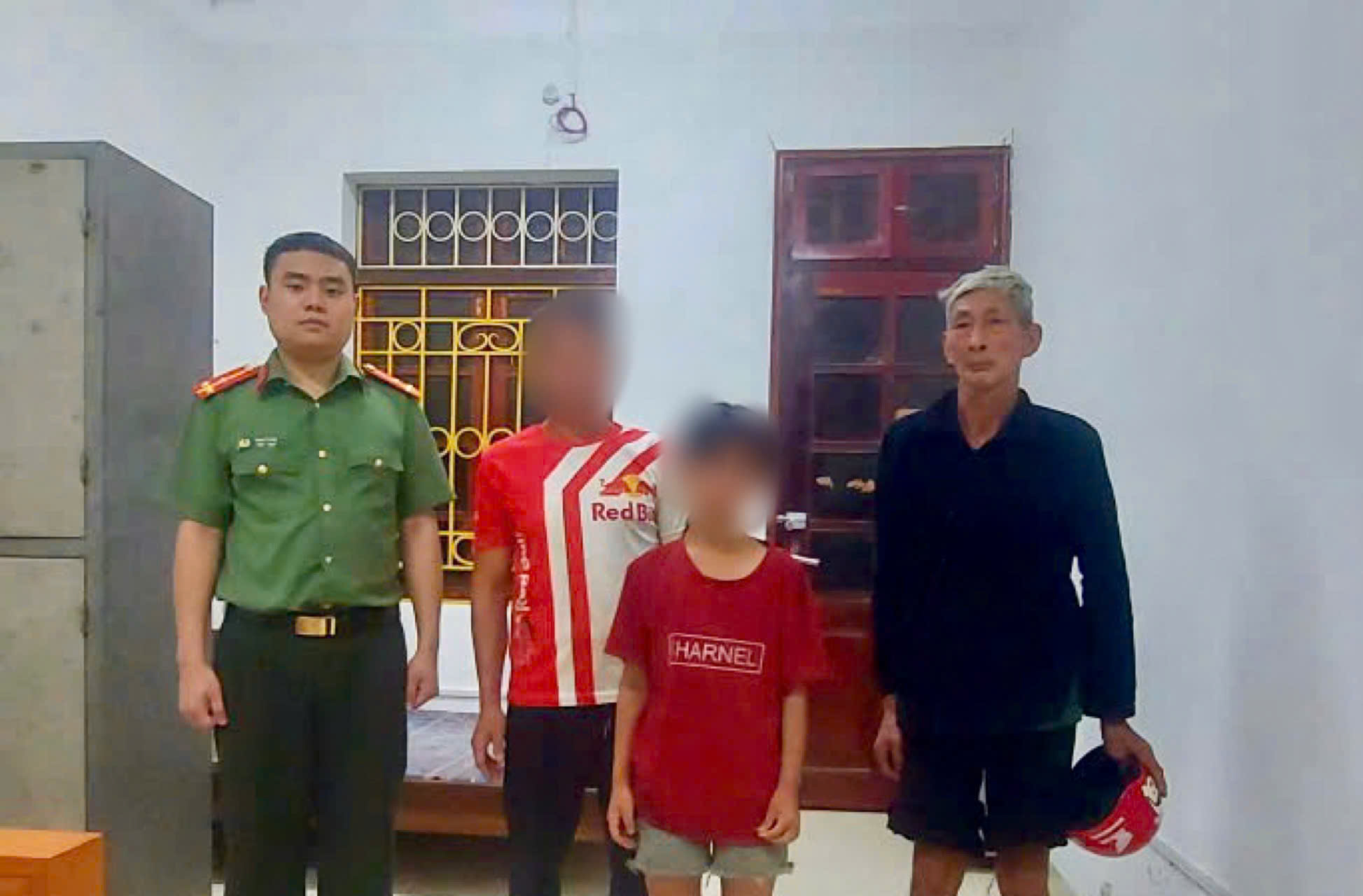 KỊP THỜI HỖ TRỢ, BÀN GIAO CHÁU BÉ ĐI LẠC VEN SÔNG GÂM VỀ VỚI GIA ĐÌNH