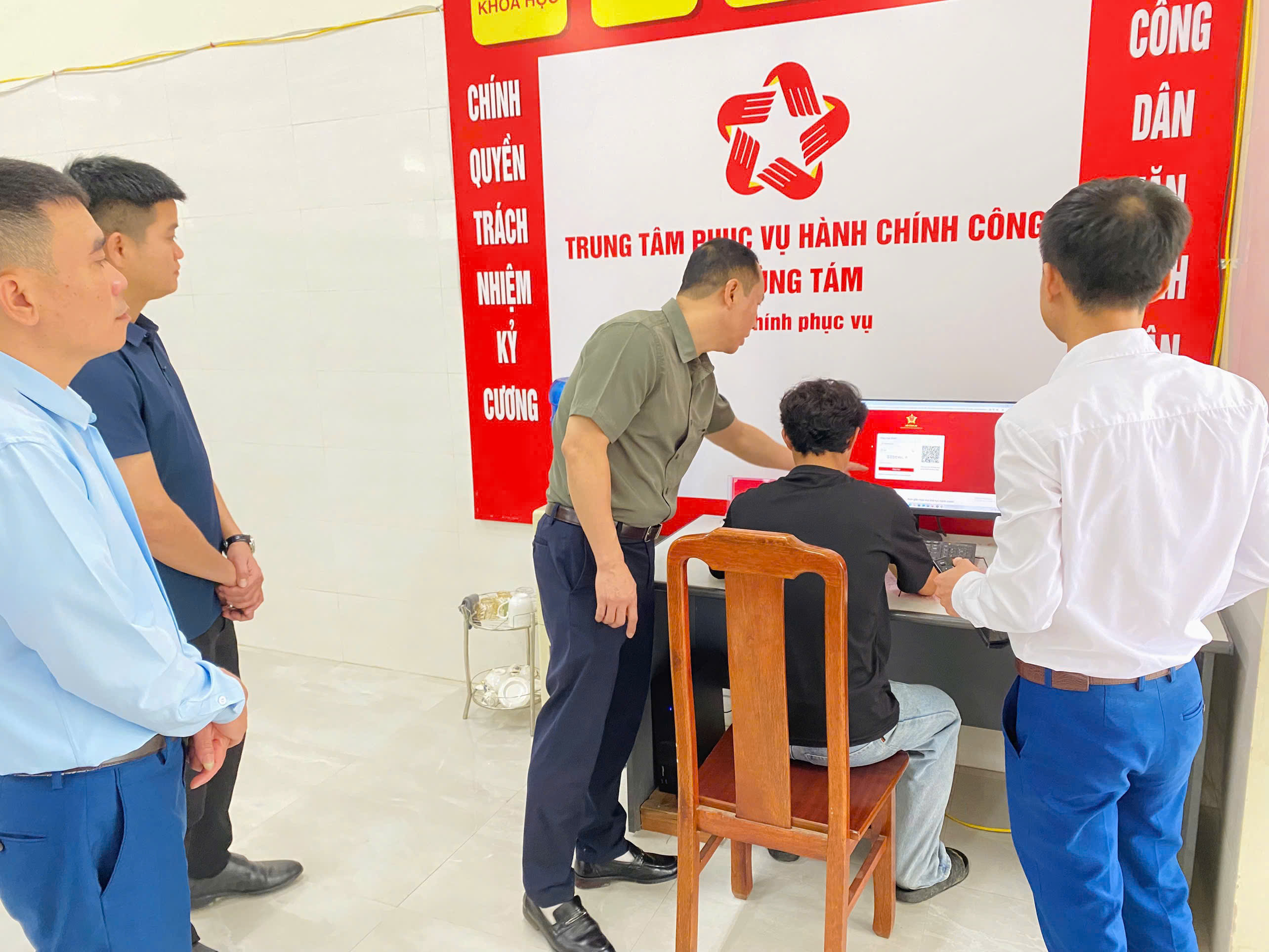 ĐỒNG CHÍ HÀ VĂN CHUNG, BÍ THƯ ĐẢNG ỦY – CHỦ TỊCH HĐND XÃ KIỂM TRA HOẠT ĐỘNG TẠI TRUNG TÂM PHỤC VỤ HÀNH CHÍNH CÔNG XÃ LÙNG TÁM