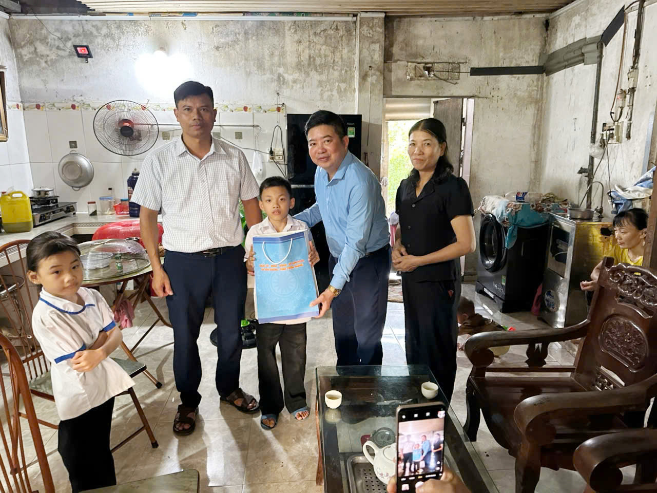 Ấm áp những phần quà Trung thu dành tặng trẻ em có hoàn cảnh khó khăn