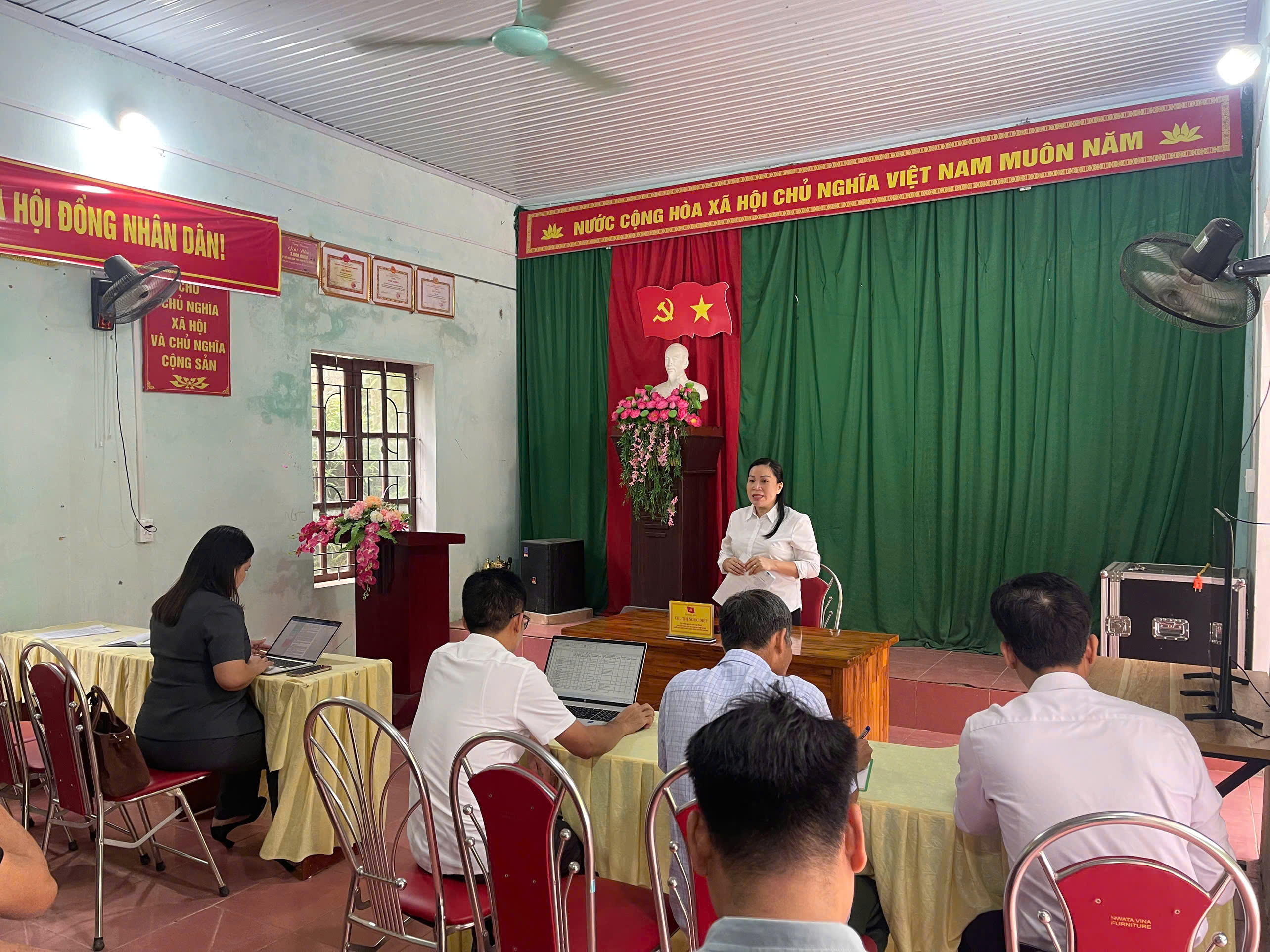 Đồng chí Chu Thị Ngọc Diệp Phó Chủ tịch UBMTTQ Việt Nam tỉnh Chủ tịch Hội nông dân tỉnh kiểm tra tại xã Minh Sơn.
