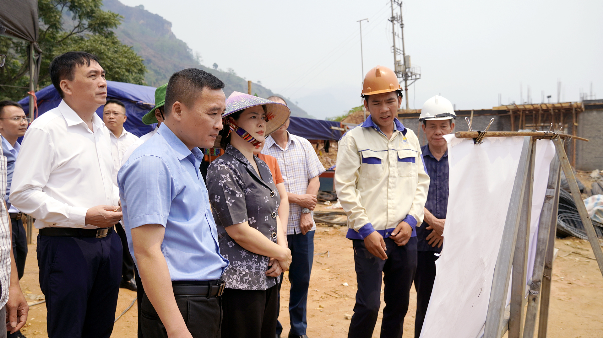 PCT UBND tỉnh vương ngọc h&agrave; kiểm tra tiến độ trường nội tr&uacute; (1).jpg