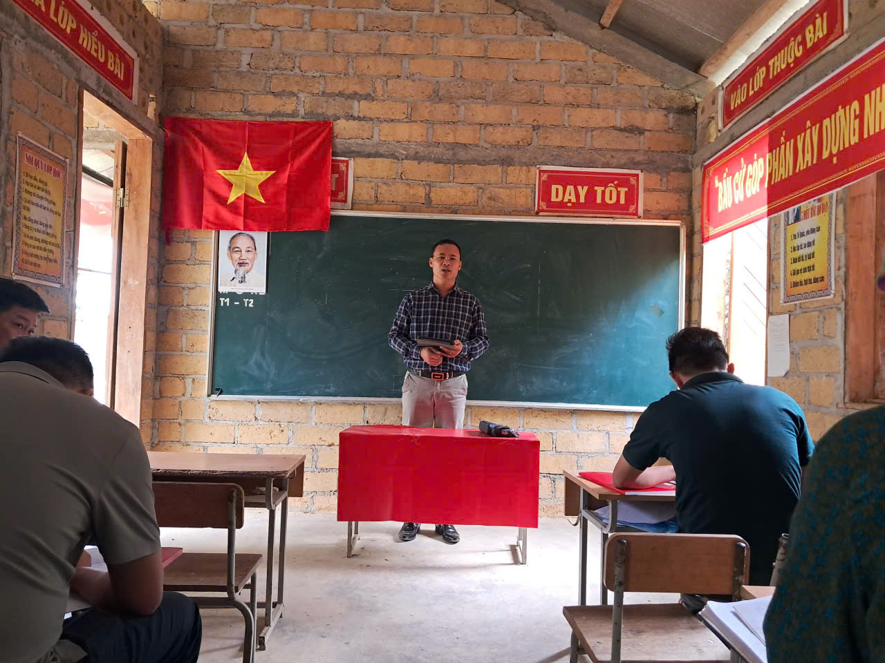 Đồng chí Lại Quang Thắng, Phó Bí thư Thường trực đảng ủy xã dự sinh hoạt chi bộ thường kỳ tại Chi bộ thôn Tàng Sảm