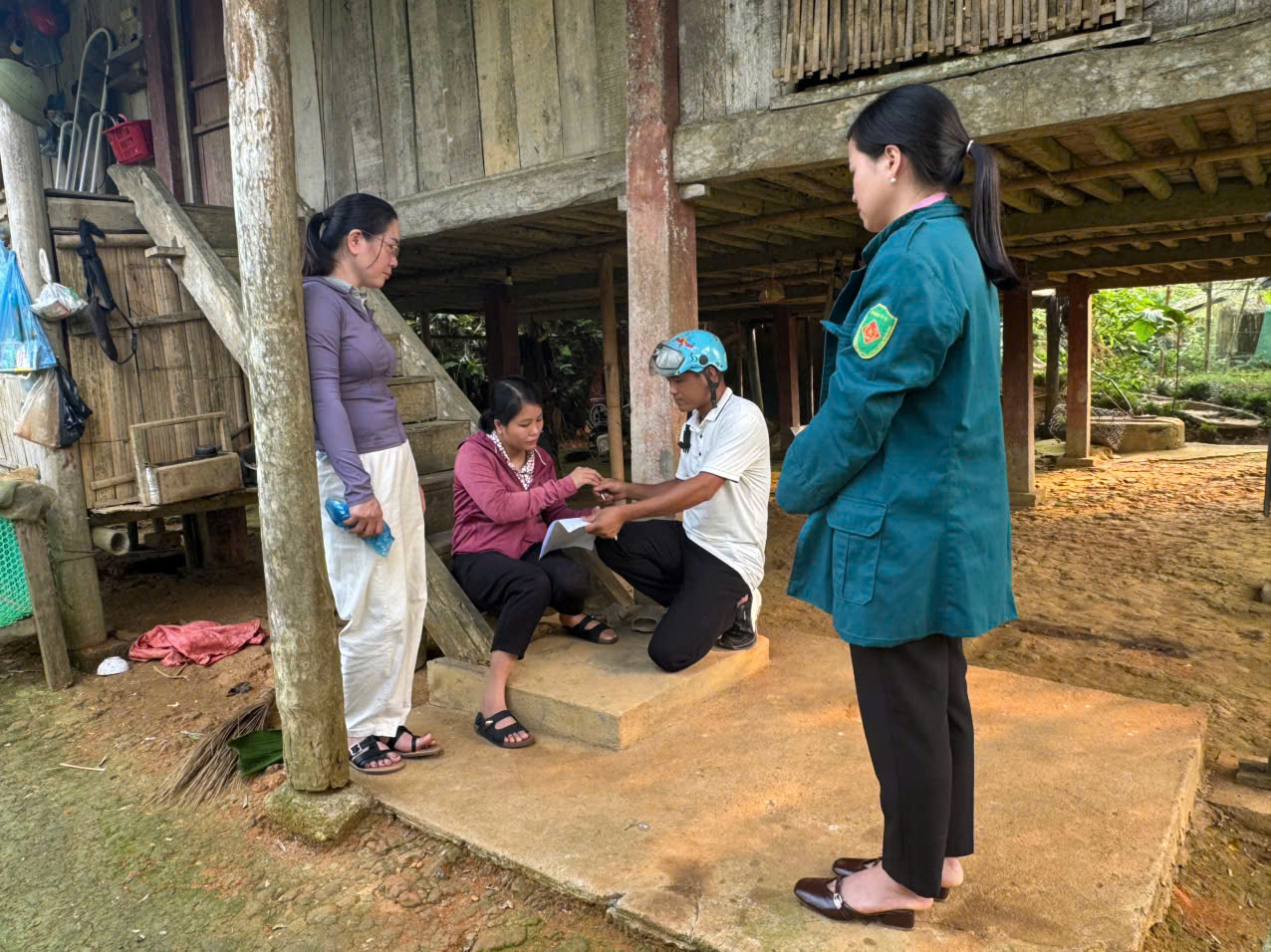 Kiểm tra, xác minh tình hình sức khỏe đàn gia súc tại thôn Khuổi Ít