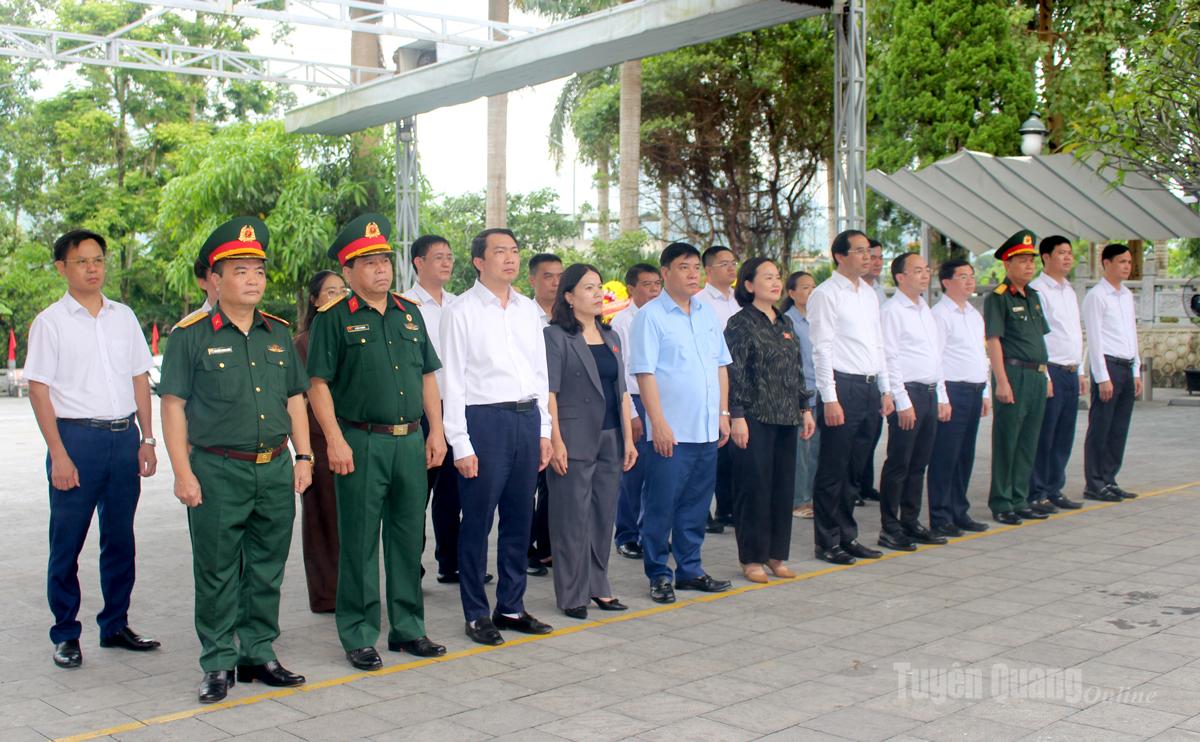 Đoàn công tác Tỉnh ủy Thái Nguyên và Ủy ban Kinh tế và Tài chính của Quốc hội viếng Nghĩa trang Liệt sĩ Quốc gia Vị Xuyên