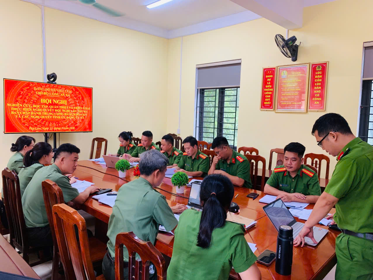CHI BỘ CÔNG AN XÃ VIỆT LÂM TỔ CHỨC HỘI NGHỊ NGHIÊN CỨU, HỌC TẬP, QUÁN TRIỆT VÀ TRIỂN KHAI THỰC HIỆN NGHỊ QUYẾT 