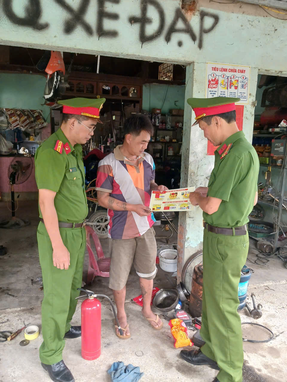 CÔNG AN XÃ VIỆT LÂM - LAN TỎA KIẾN THỨC PHÒNG CHÁY, CHỮA CHÁY ĐẾN NGƯỜI DÂN VÀ CỘNG ĐỒNG