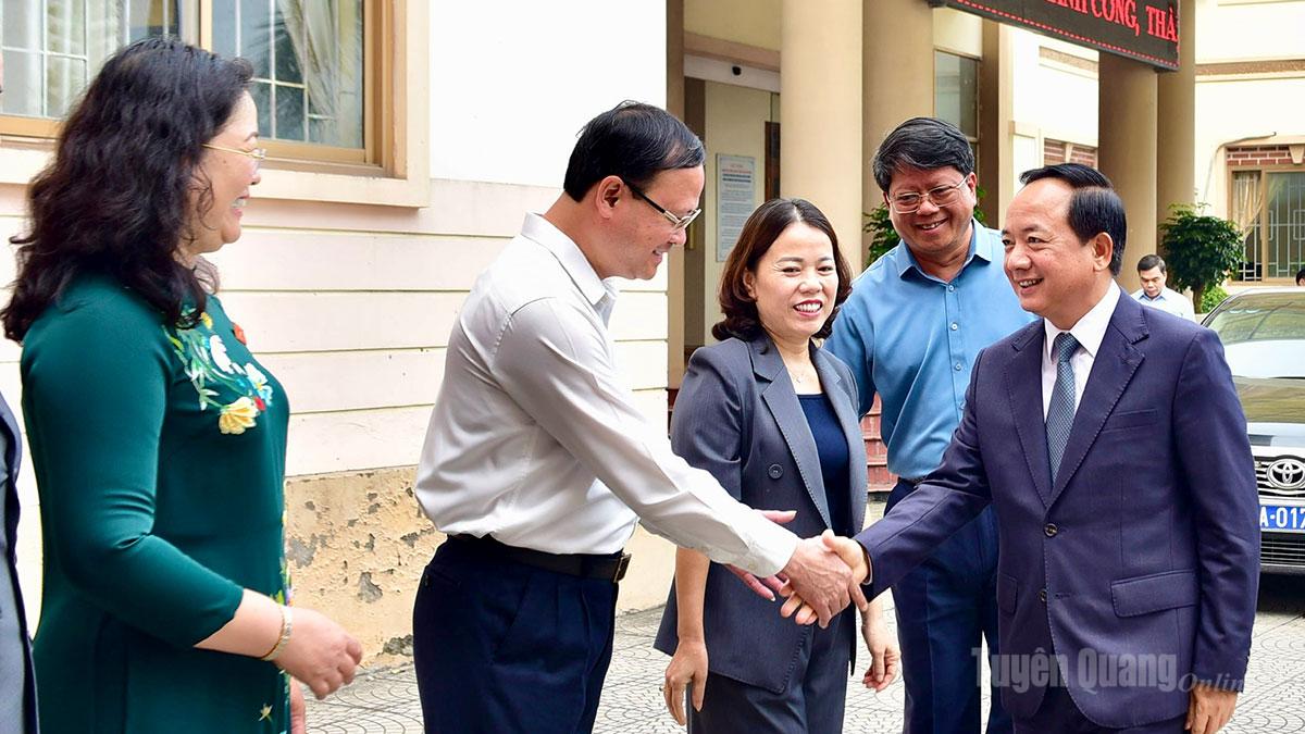 Trưởng ban Tuyên giáo và Dân vận Trung ương Trịnh Văn Quyết và các ứng cử viên đại biểu Quốc hội thuộc đơn vị bầu cử số 3 tiếp xúc cử tri vận động bầu cử