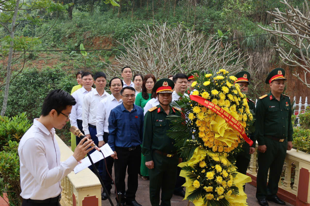 Viếng liệt sỹ1.jpg