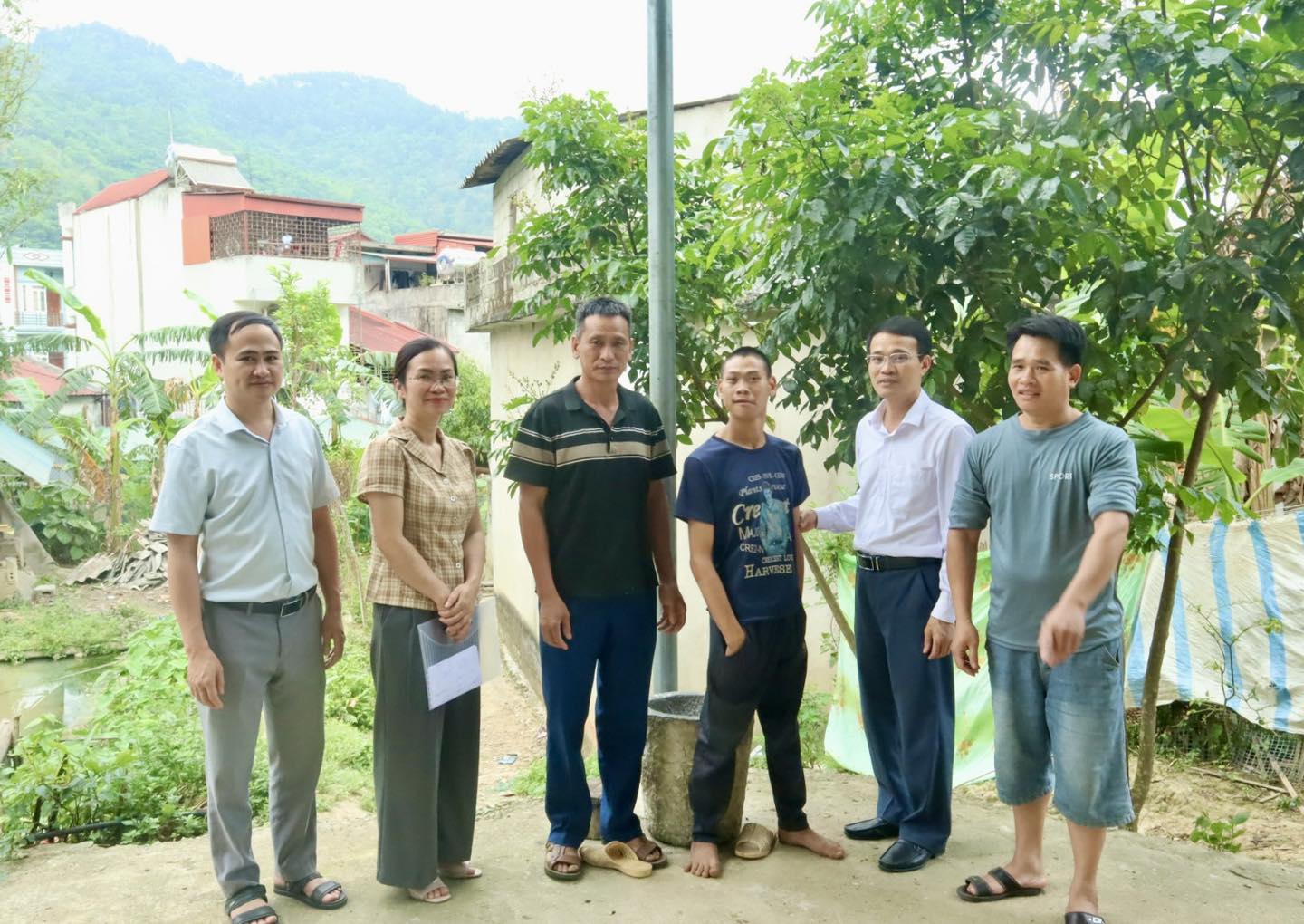 YÊN MINH THĂM HỎI, TẶNG QUÀ NGƯỜI KHUYẾT TẬT NHÂN NGÀY 18/4