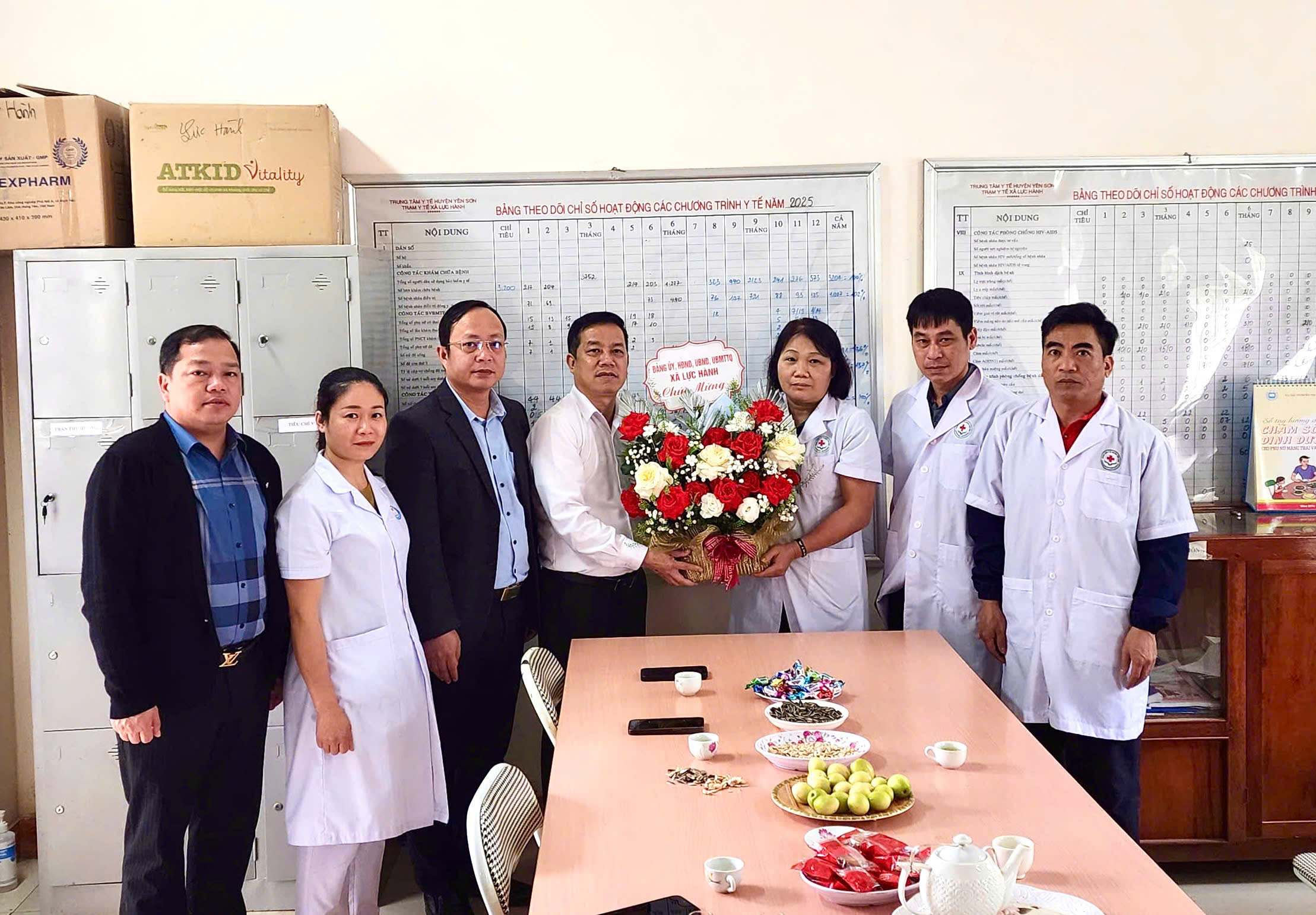 Lãnh đạo xã Lực Hành tặng hoa chúc mừng Trạm Y tế xã nhân ngày Thầy thuốc Việt Nam 27/2