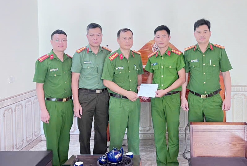 Công an xã Minh Thanh thăm hỏi, động viên và tặng quà gia đình đồng chí Nguyễn Quang Tường