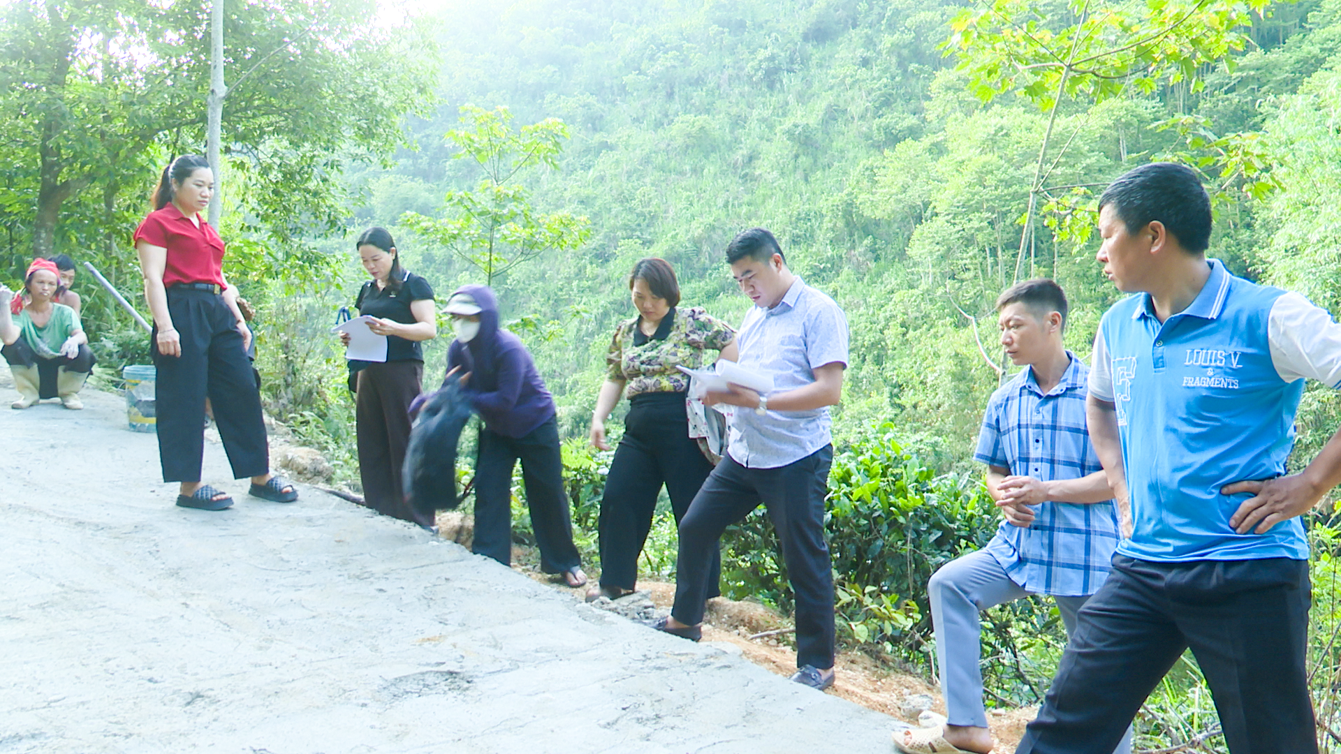 HĐND xã Quang Bình giám sát các công trình giao thông thuộc Chương trình mục tiêu quốc gia