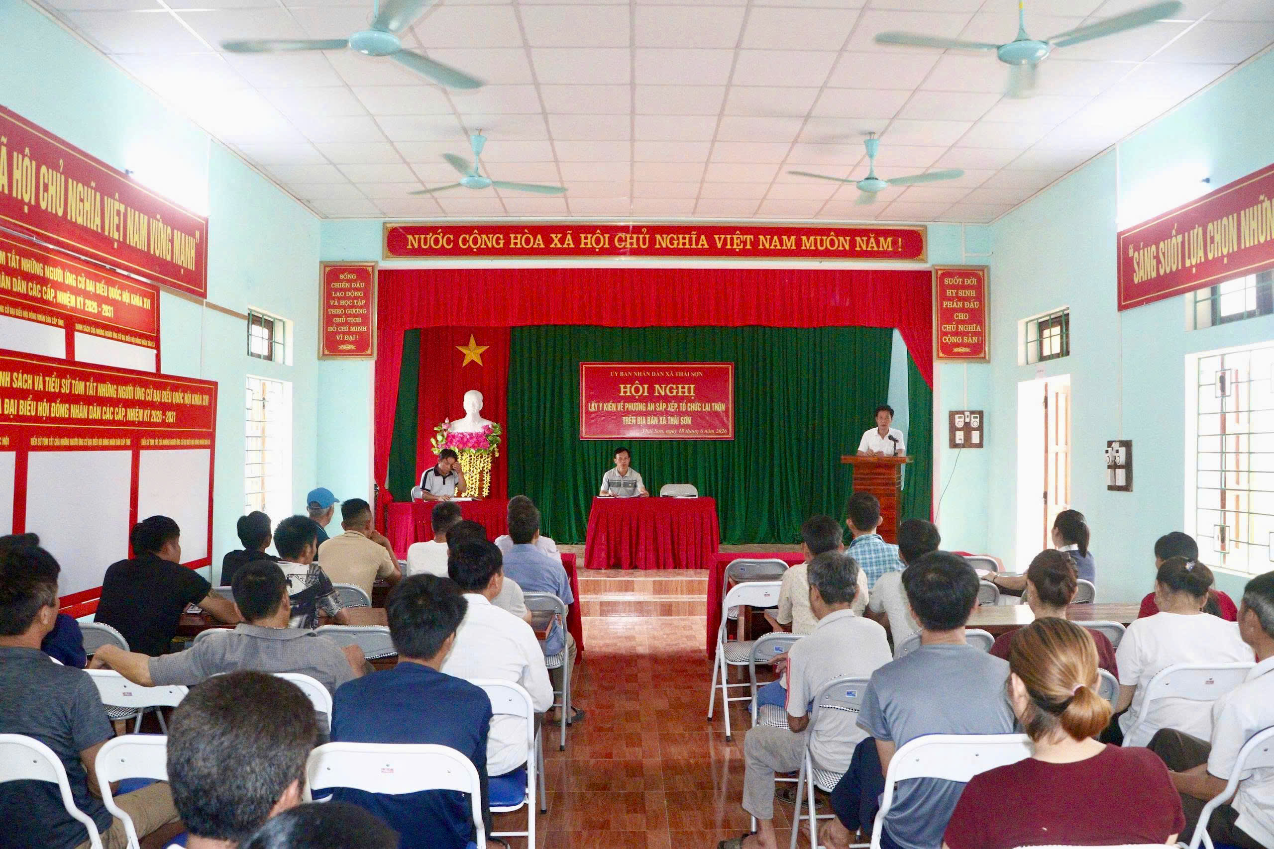 Đồng chí Nguyễn Việt Phương, Phó Bí thư Đảng ủy, Chủ tịch UBND xã dự hội nghị lấy ý kiến Nhân dân về Đề án sắp xếp, tổ chức lại thôn trên địa bàn xã tại thôn Trung Thành 2