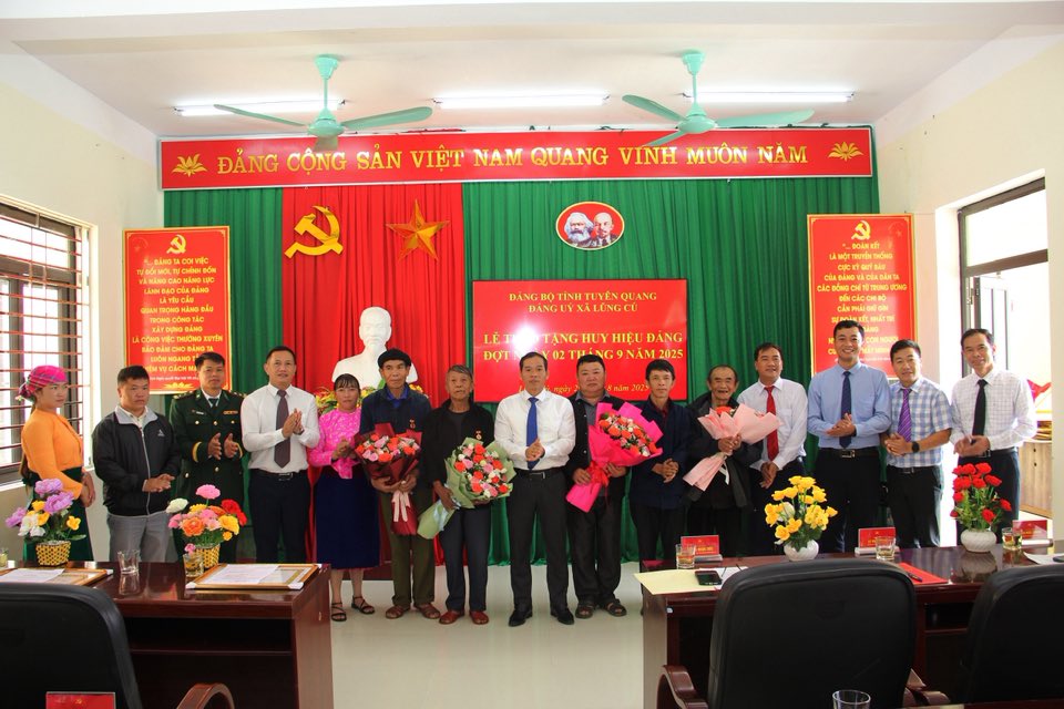 Lũng Cú trao tặng Huy hiệu Đảng đợt 2/9