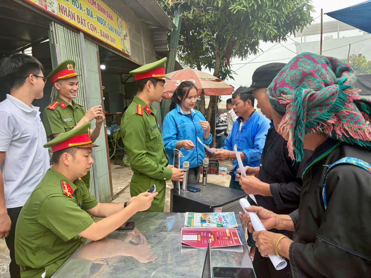 CÔNG AN XÃ PỜ LY NGÀI: SÔI NỔI CHIẾN DỊCH "MÙA HÈ SỐ CÙNG VNeID 2026" TẠI CHỢ PHIÊN TRUNG TÂM